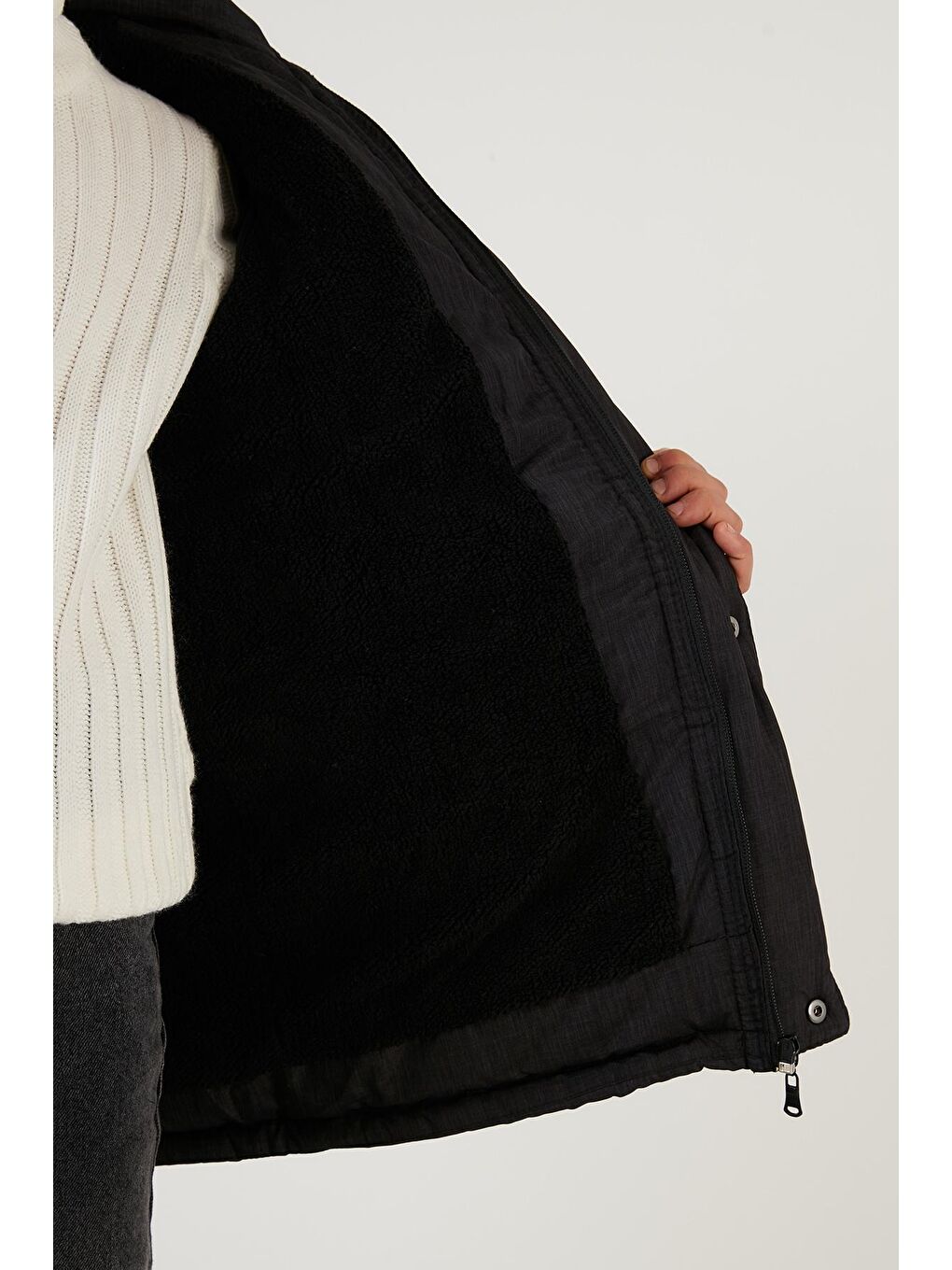 Siyah İçi Pelüş Astarlı Çıkarılabilir Kapüşonlu Cepli Kışlık Mont 5760019-3