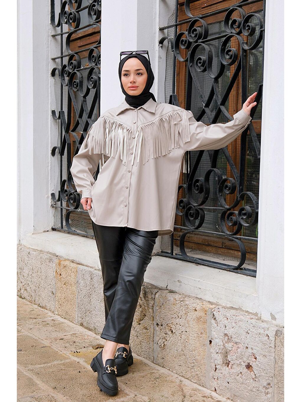 Bej Püskül Detaylı Deri Görünümlü Gömlek Taş-1