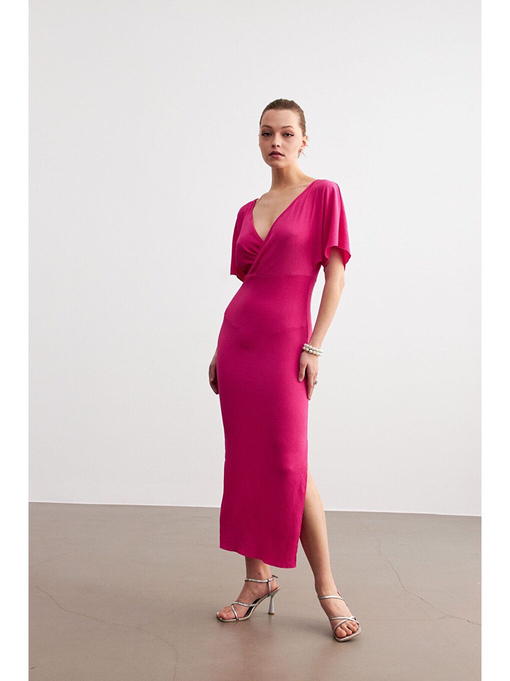 Kadın Pembe Kruvaze Yaka Yırtmaçlı Krinkıl Maxi Elbise-2