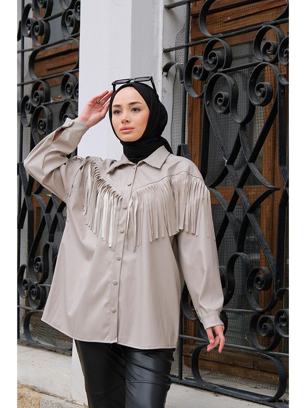 Bej Püskül Detaylı Deri Görünümlü Gömlek Taş-2