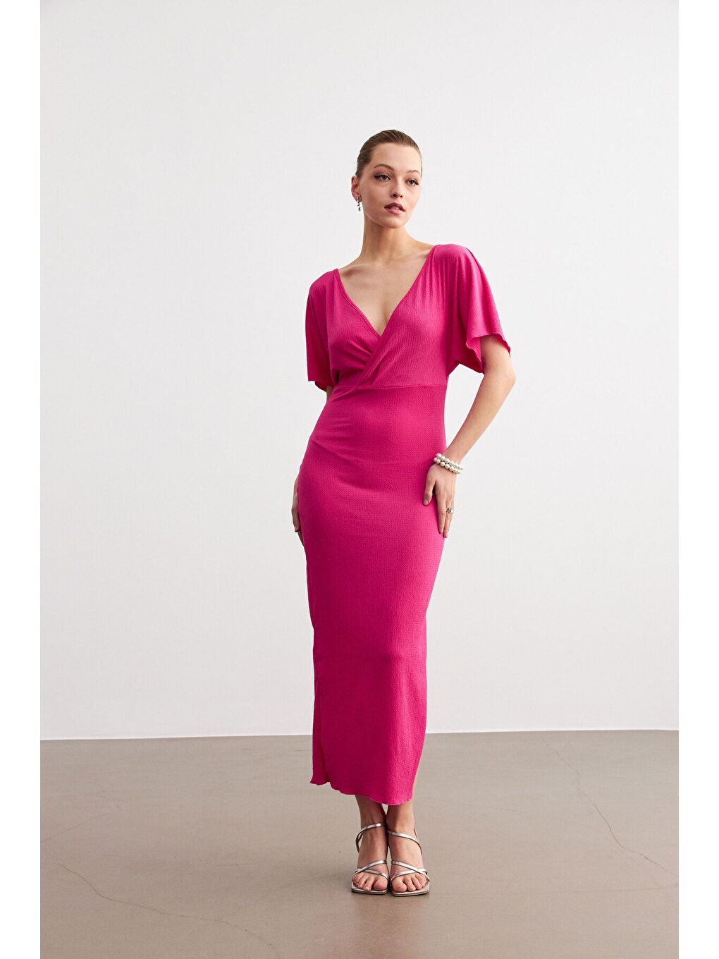 Kadın Pembe Kruvaze Yaka Yırtmaçlı Krinkıl Maxi Elbise-1