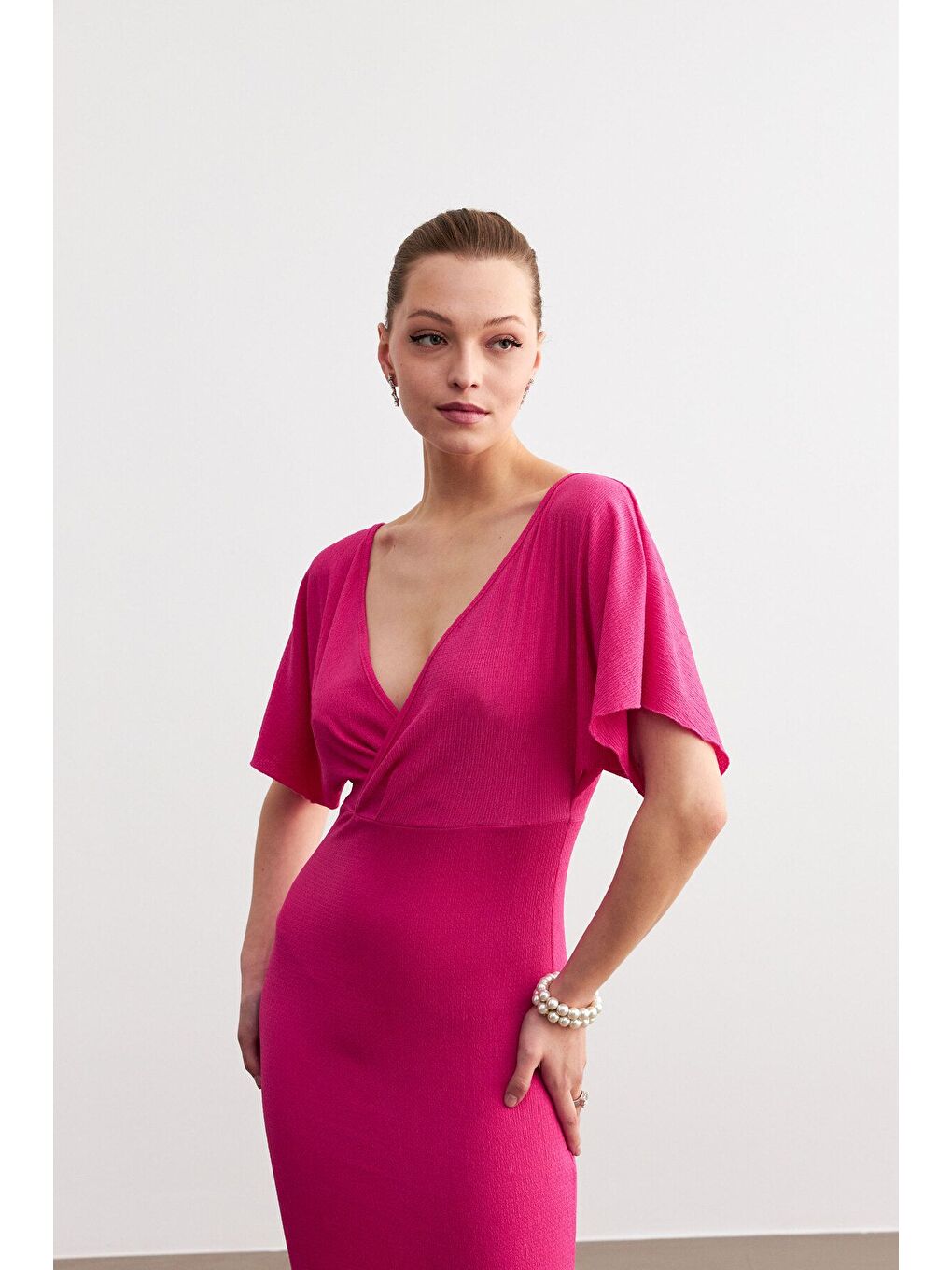 Kadın Pembe Kruvaze Yaka Yırtmaçlı Krinkıl Maxi Elbise-3