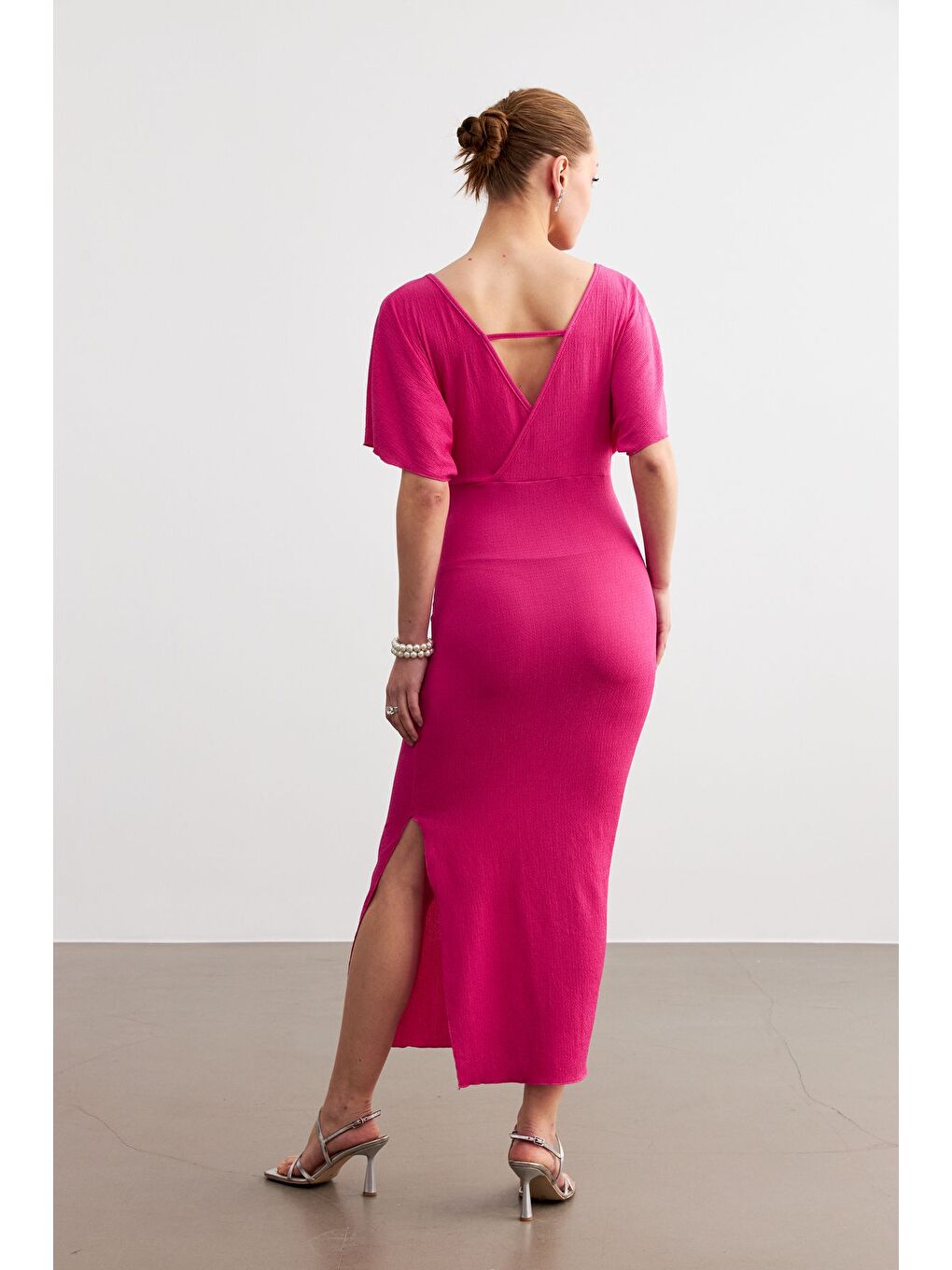 Kadın Pembe Kruvaze Yaka Yırtmaçlı Krinkıl Maxi Elbise-4