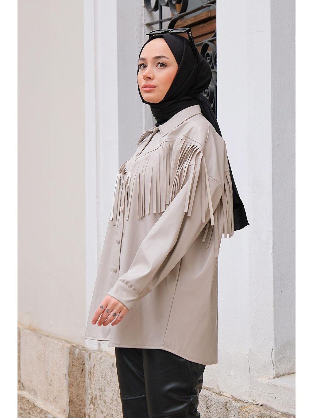 Bej Püskül Detaylı Deri Görünümlü Gömlek Taş-3