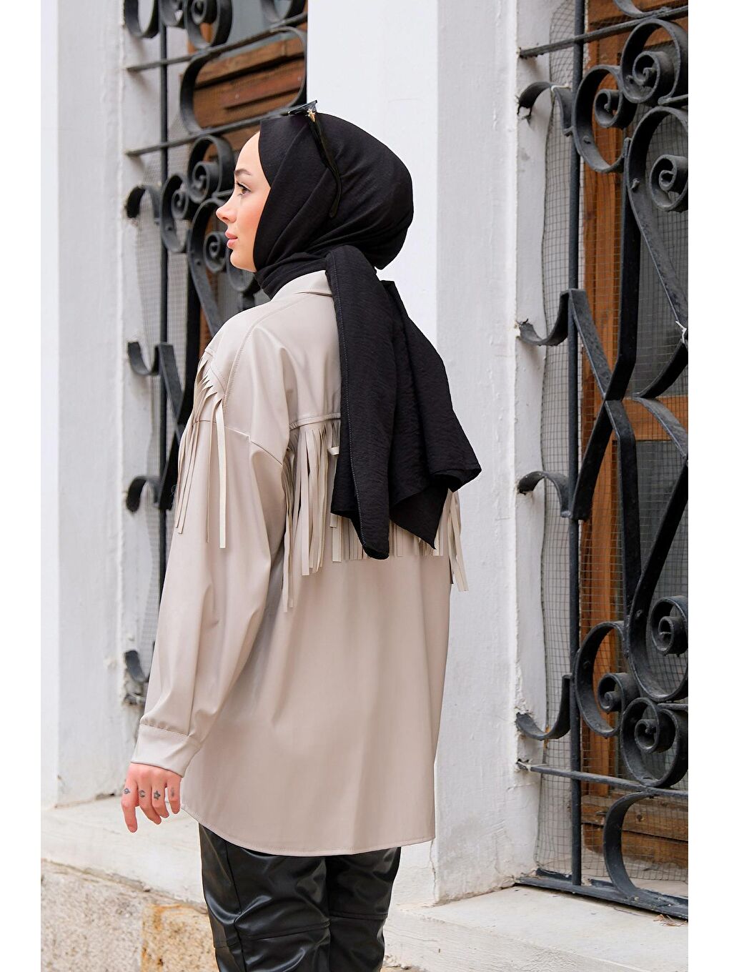 Bej Püskül Detaylı Deri Görünümlü Gömlek Taş-4