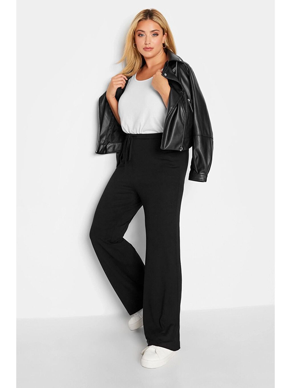 Siyah Büyük Beden Beli Lastikli ve Bağcıklı Cepsiz Paçası Geniş Pantolon 140052-1