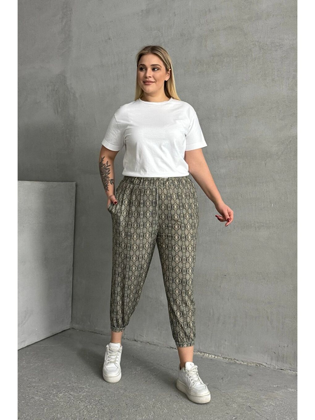 Siyah Büyük Beden Beli ve Paçası Lastikli Desenli Cepli Pantolon 303301