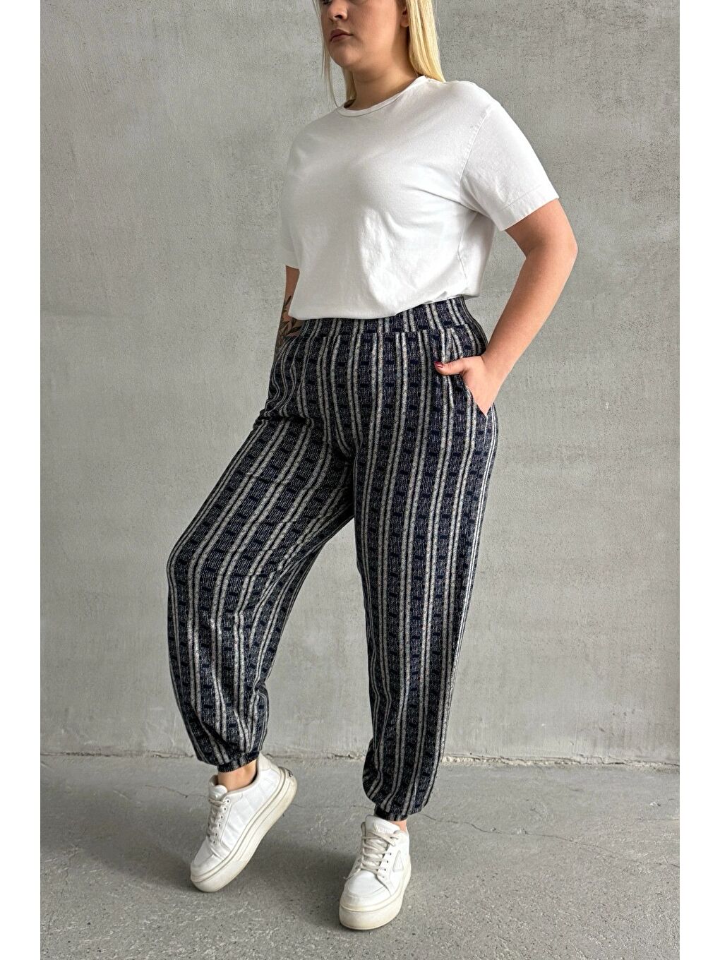 Lacivert Büyük Beden Beli ve Paçası Lastikli Çizgili Cepli Pantolon 89-71-3