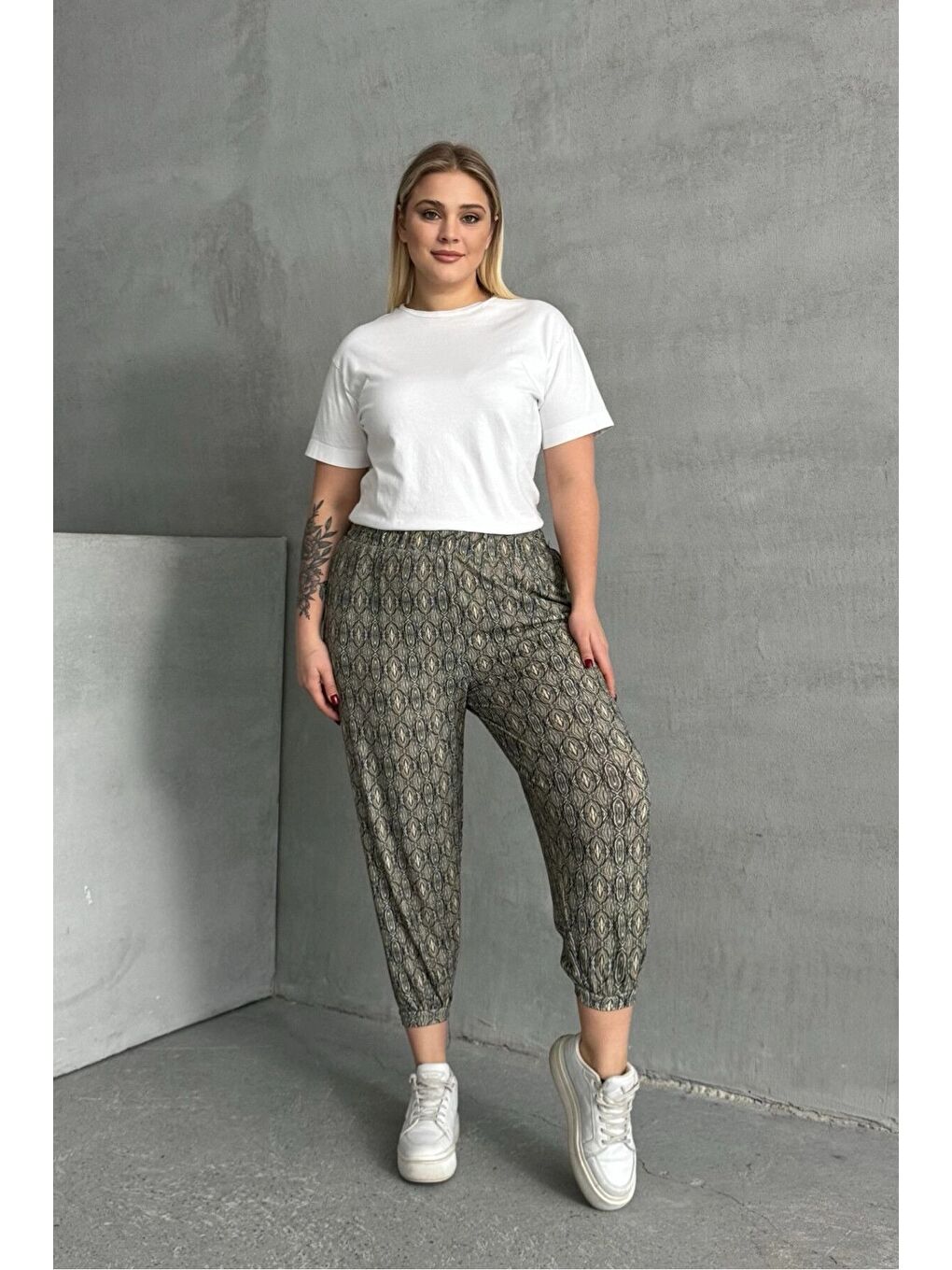 Siyah Büyük Beden Beli ve Paçası Lastikli Desenli Cepli Pantolon 303301-1