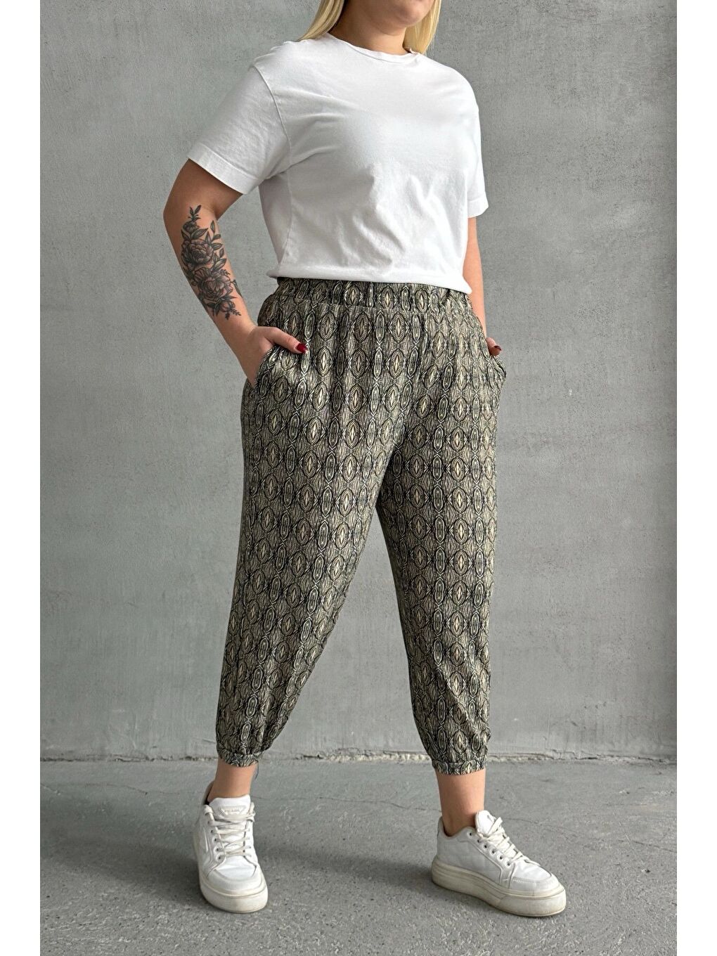 Siyah Büyük Beden Beli ve Paçası Lastikli Desenli Cepli Pantolon 303301-3