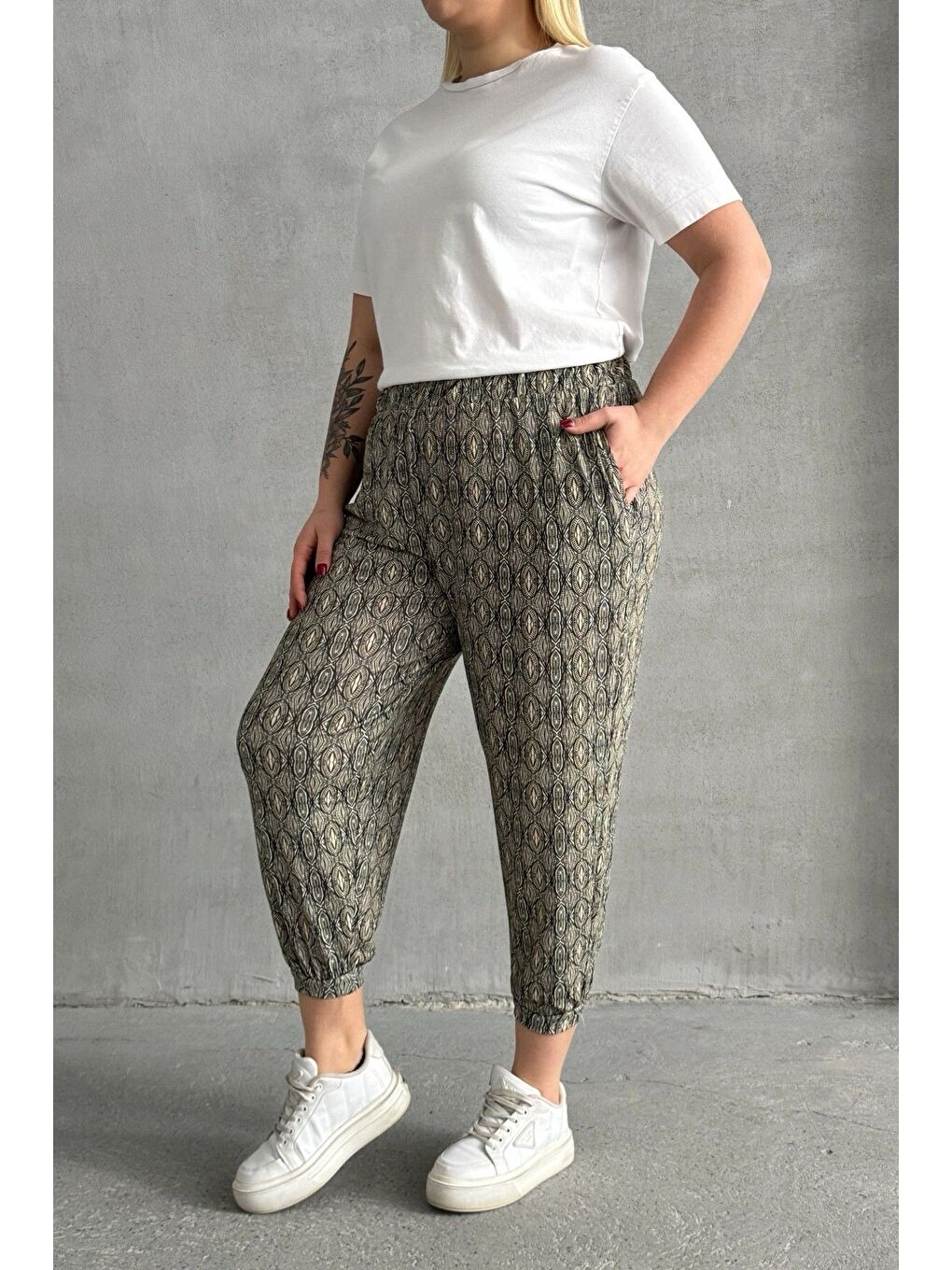 Siyah Büyük Beden Beli ve Paçası Lastikli Desenli Cepli Pantolon 303301-4