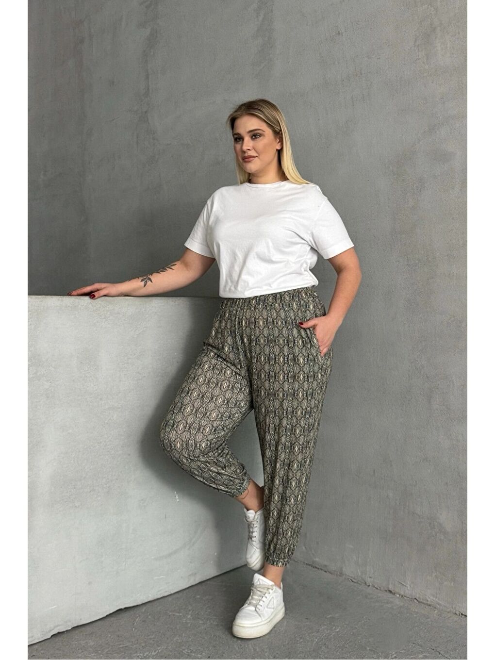 Siyah Büyük Beden Beli ve Paçası Lastikli Desenli Cepli Pantolon 303301-5