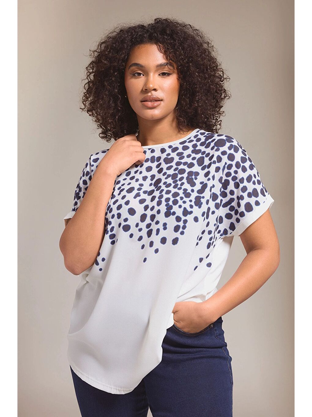 Beyaz Büyük Beden Bisiklet Yaka Kısa Kollu Çiçek Desenli Bluz 615860