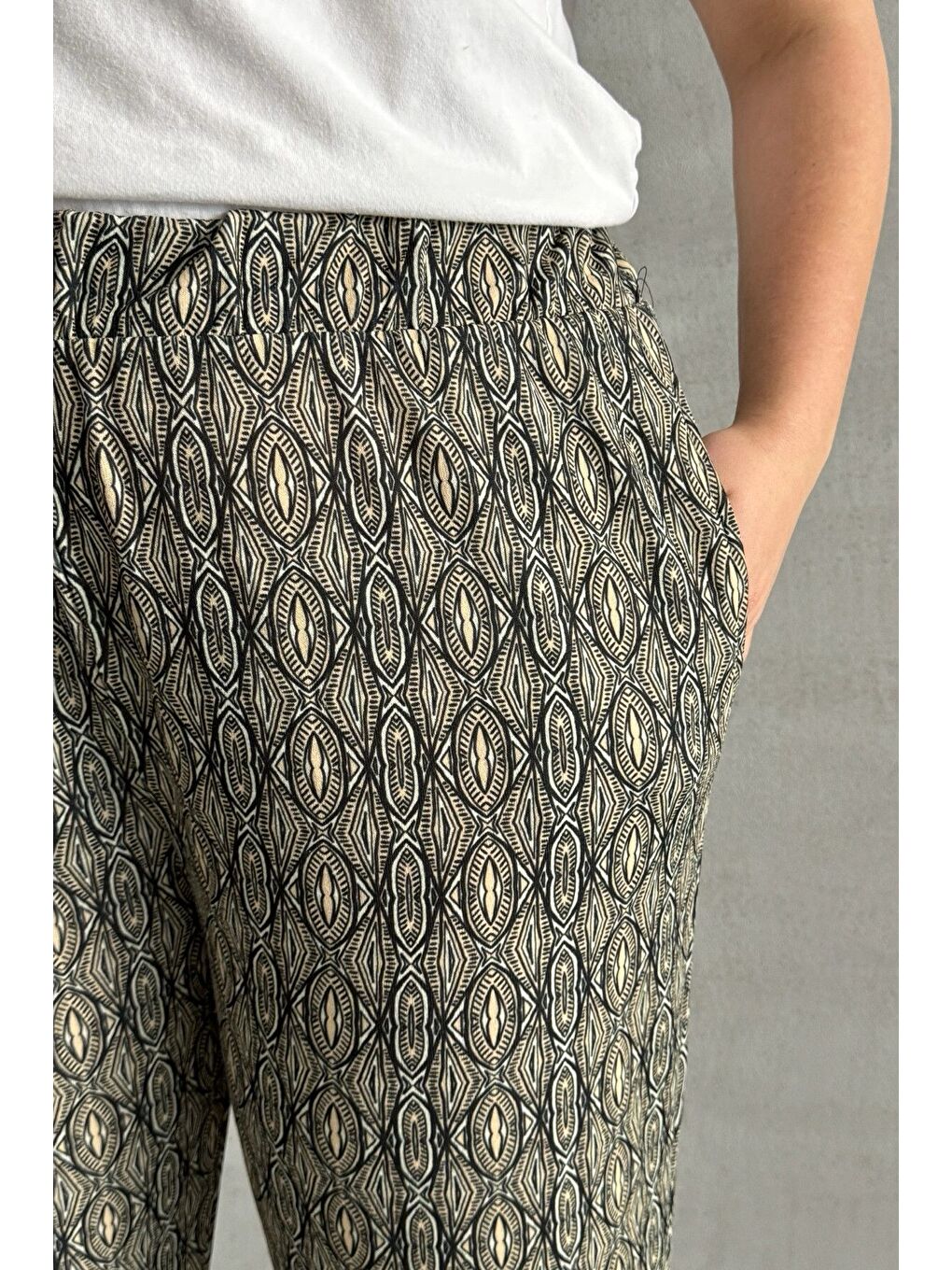 Siyah Büyük Beden Beli ve Paçası Lastikli Desenli Cepli Pantolon 303301-6