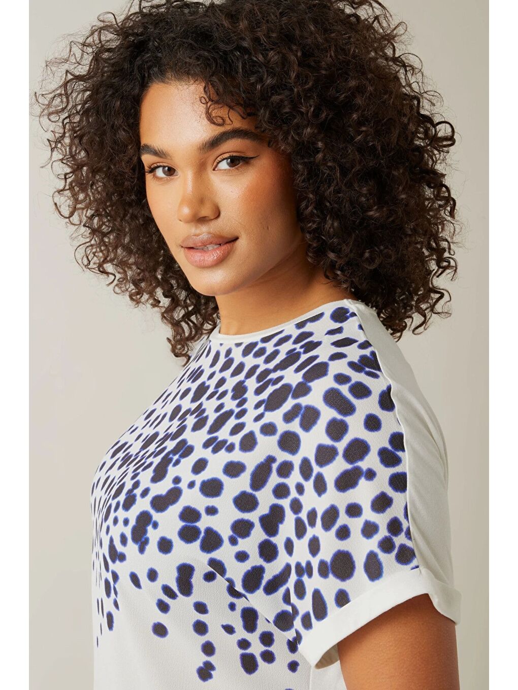 Beyaz Büyük Beden Bisiklet Yaka Kısa Kollu Çiçek Desenli Bluz 615860-4