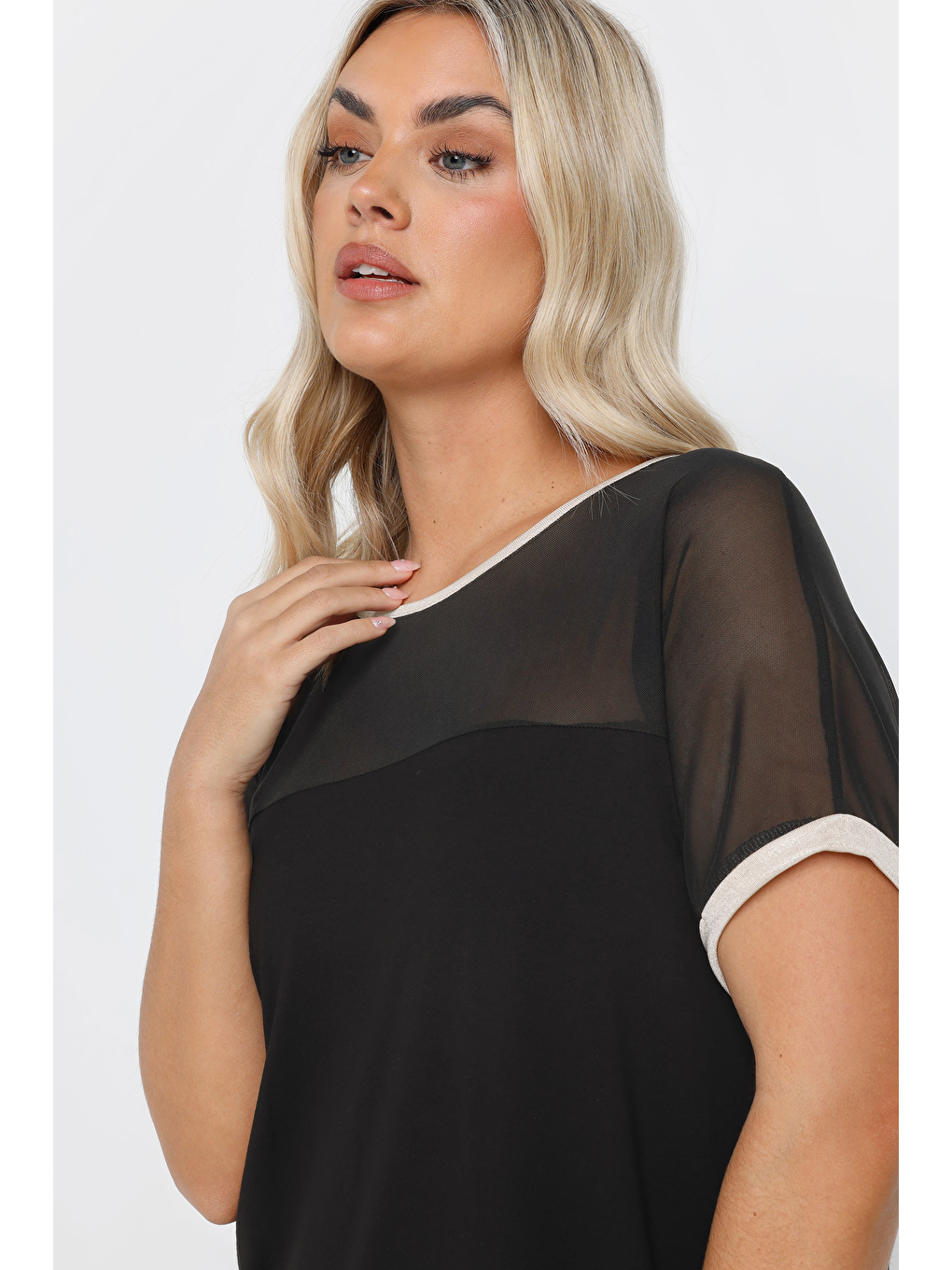 Siyah Büyük Beden Bisiklet Yaka Kısa Kollu Yakası Tül Detaylı Bluz 303847-4
