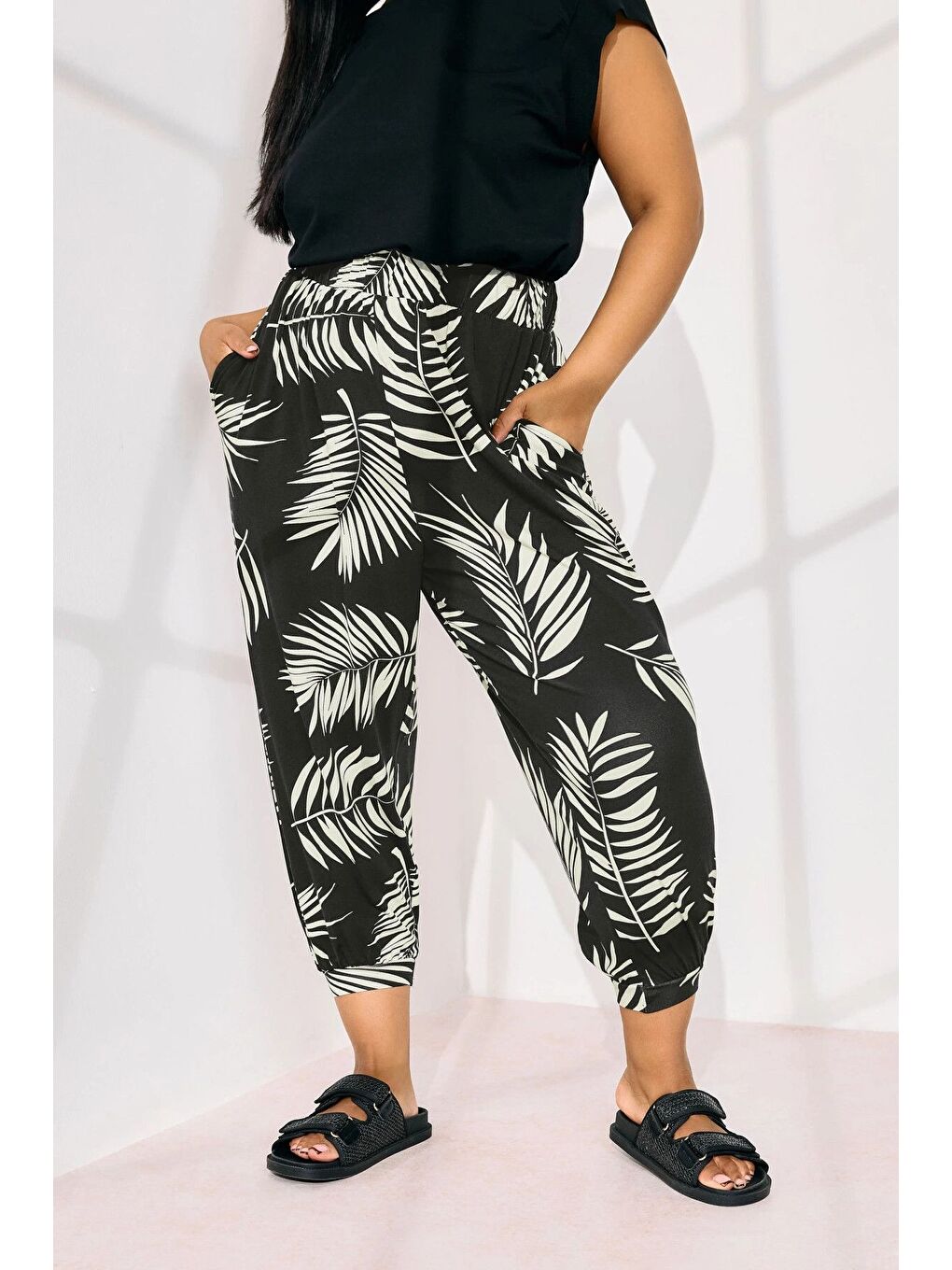 Siyah Büyük Beden Bilek Boy Paçası ve Beli Lastikli Cepli Şalvar Pantolon 145264-3