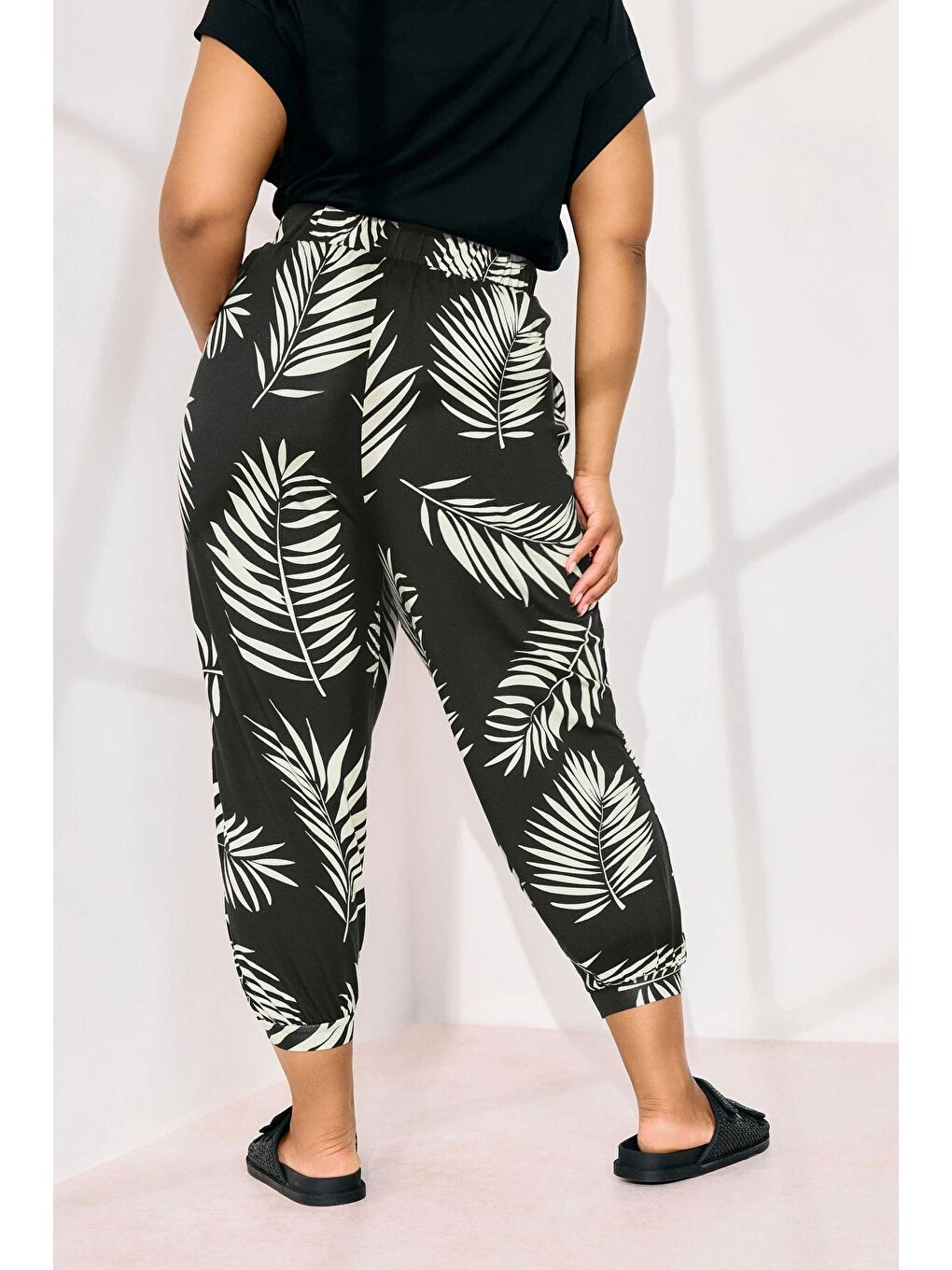 Siyah Büyük Beden Bilek Boy Paçası ve Beli Lastikli Cepli Şalvar Pantolon 145264-4