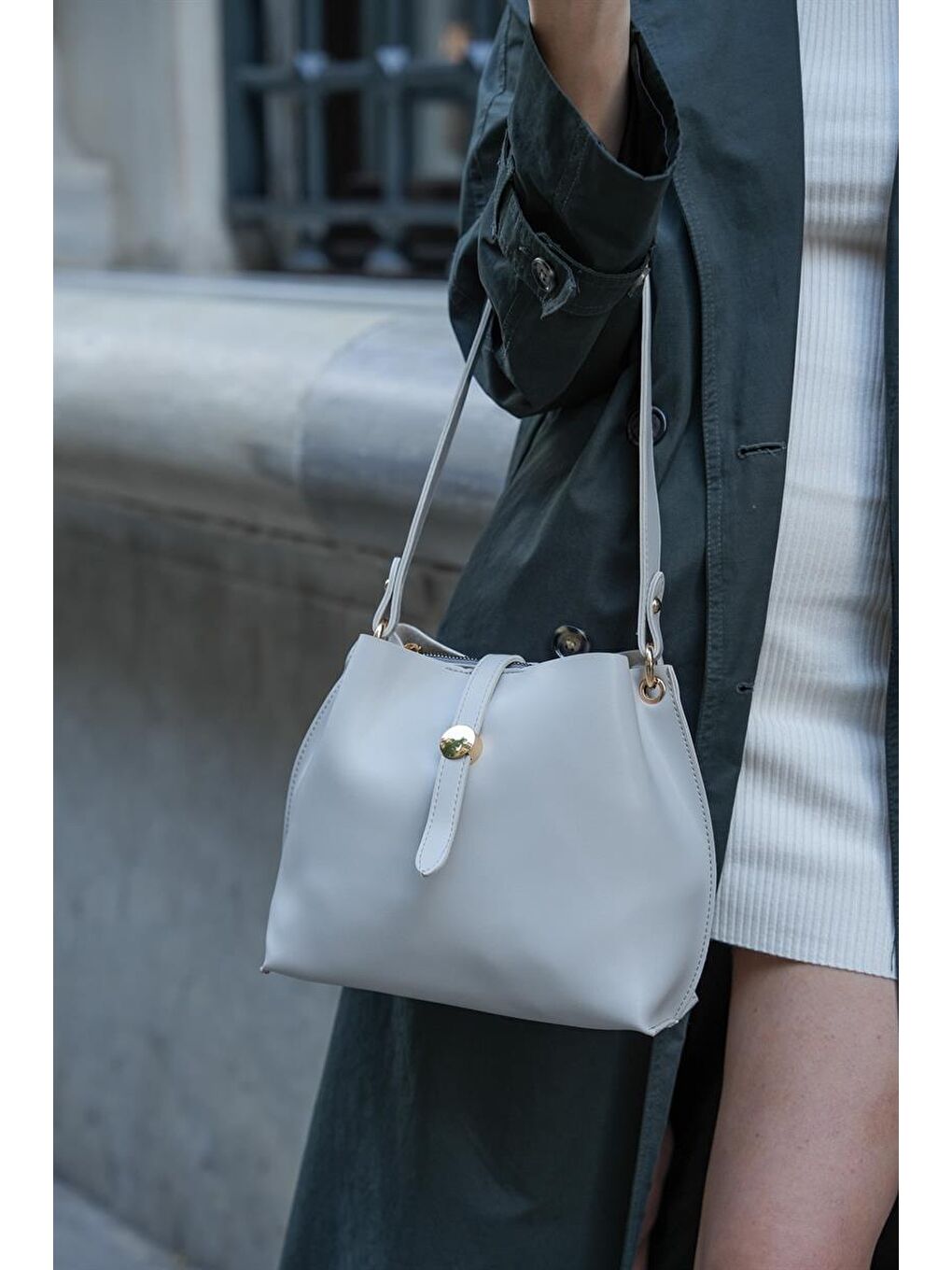 Aksesuar Detaylı Kol Çantası Gri