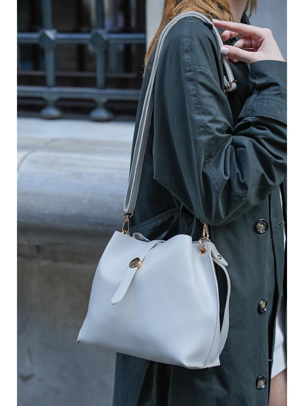 Aksesuar Detaylı Kol Çantası Gri-1