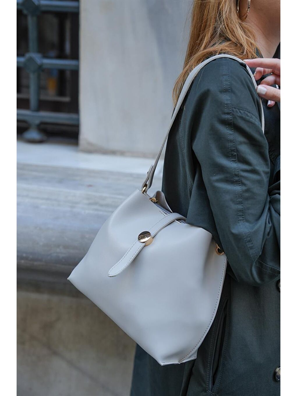 Aksesuar Detaylı Kol Çantası Gri-2