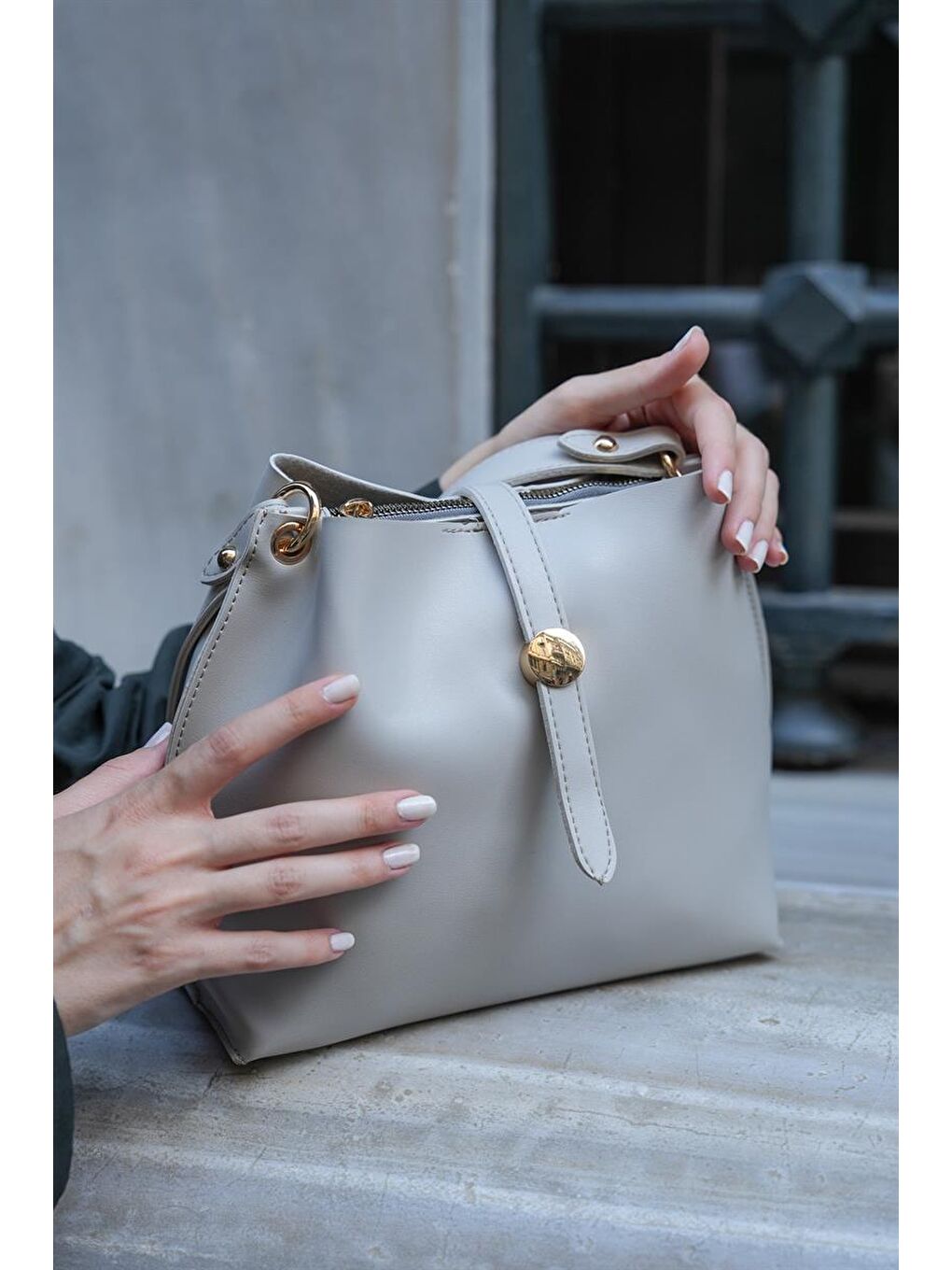Aksesuar Detaylı Kol Çantası Gri-3