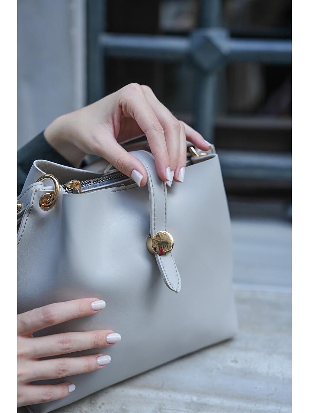 Aksesuar Detaylı Kol Çantası Gri-4