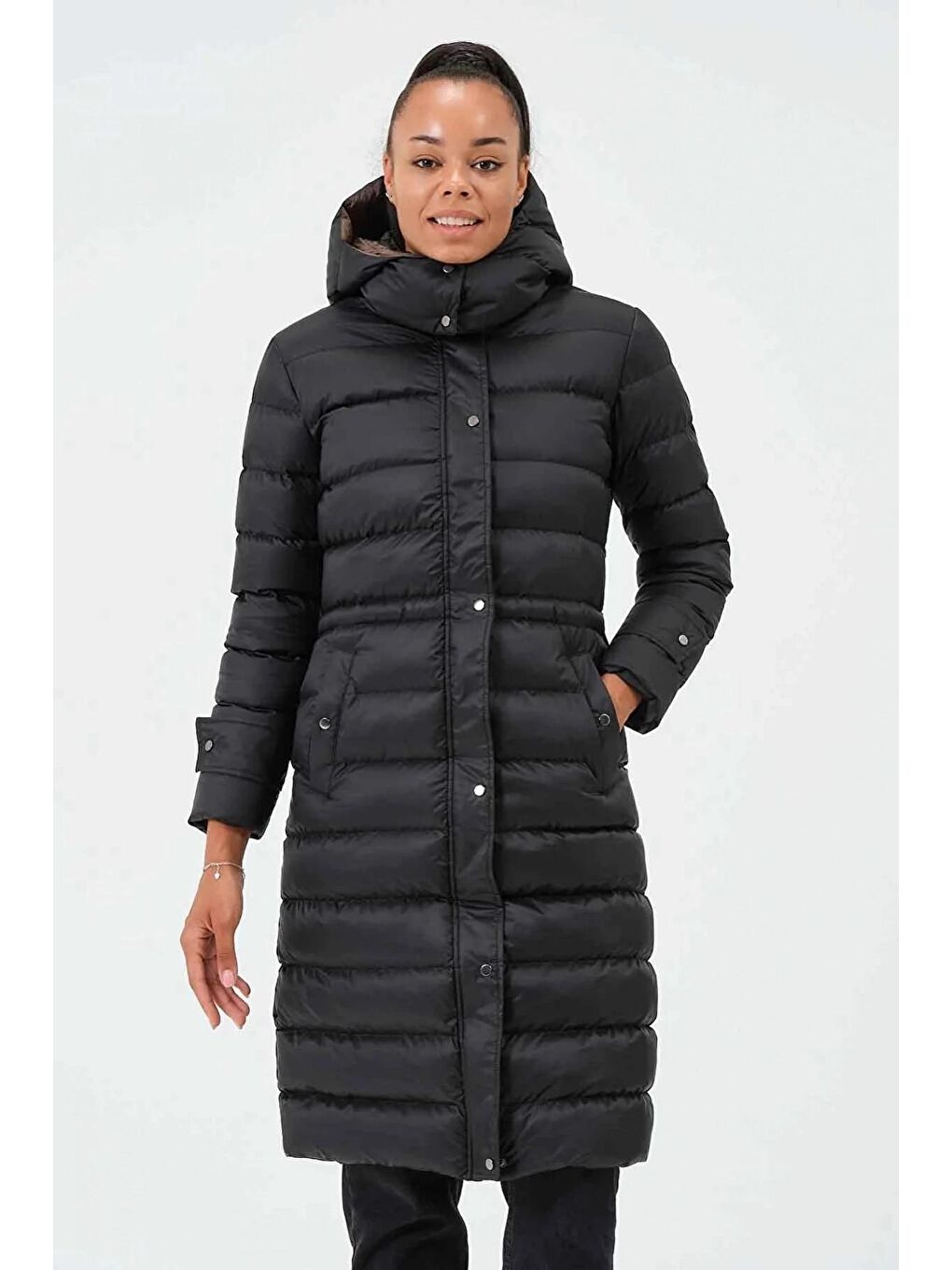 Siyah Kapüşonlu Fermuarlı Uzun Şişme Mont