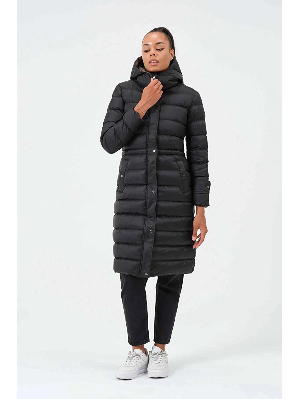 Siyah Kapüşonlu Fermuarlı Uzun Şişme Mont-1