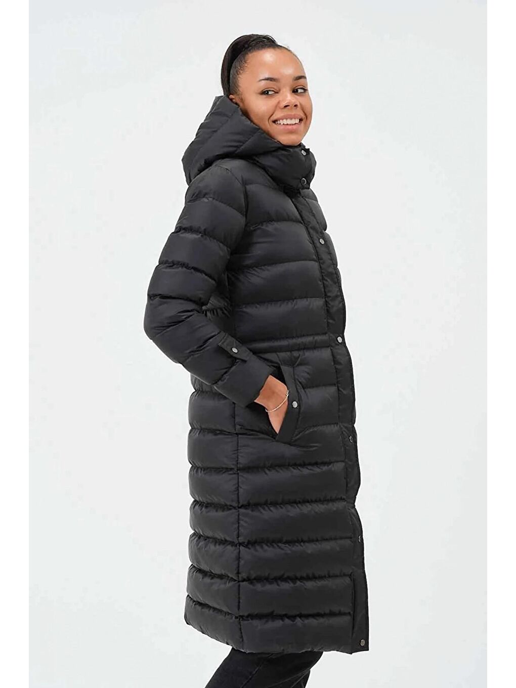 Siyah Kapüşonlu Fermuarlı Uzun Şişme Mont-2