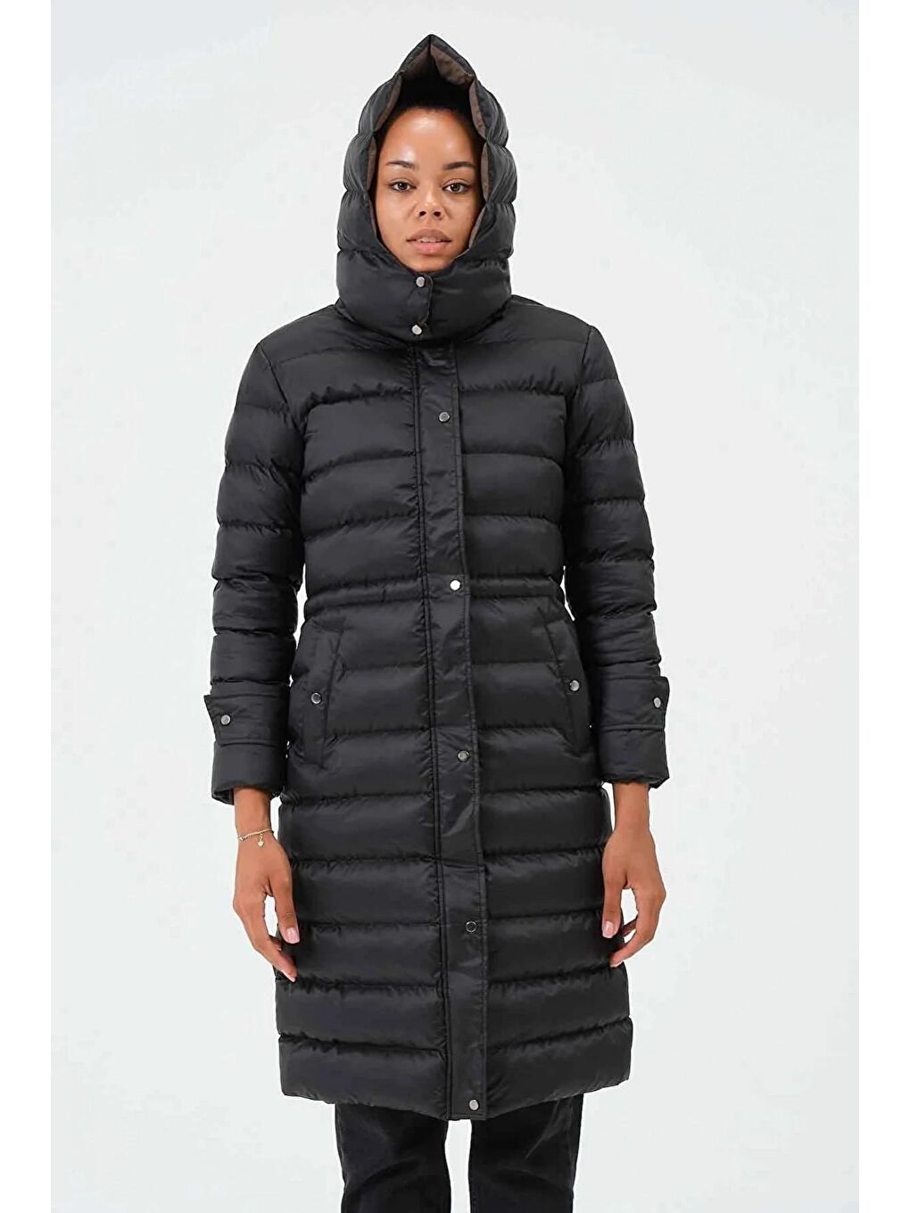 Siyah Kapüşonlu Fermuarlı Uzun Şişme Mont-3