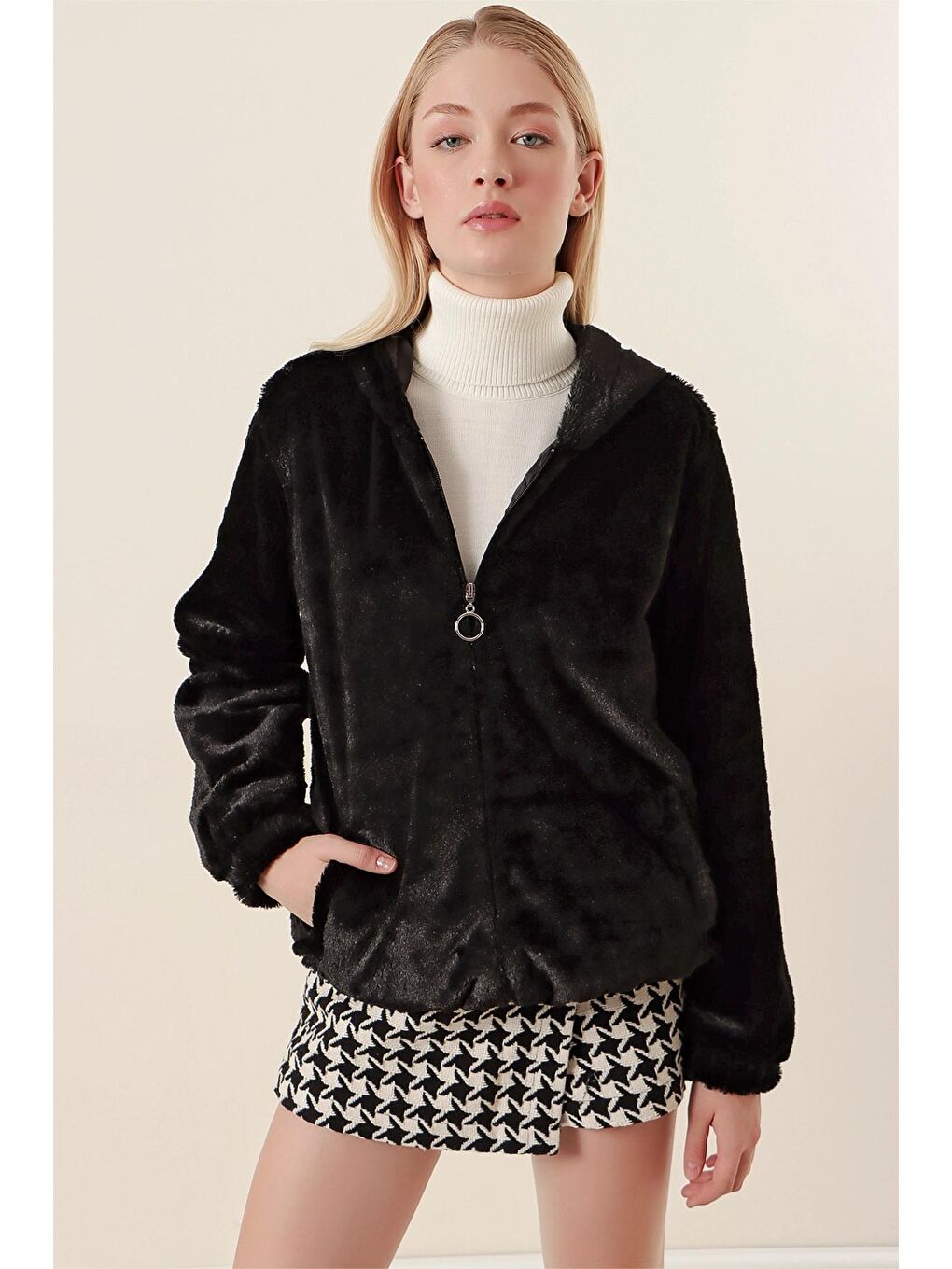 Siyah Kapüşonlu Fermuarlı Eteği Ve Kol Ağzı Lastikli Peluş Mont