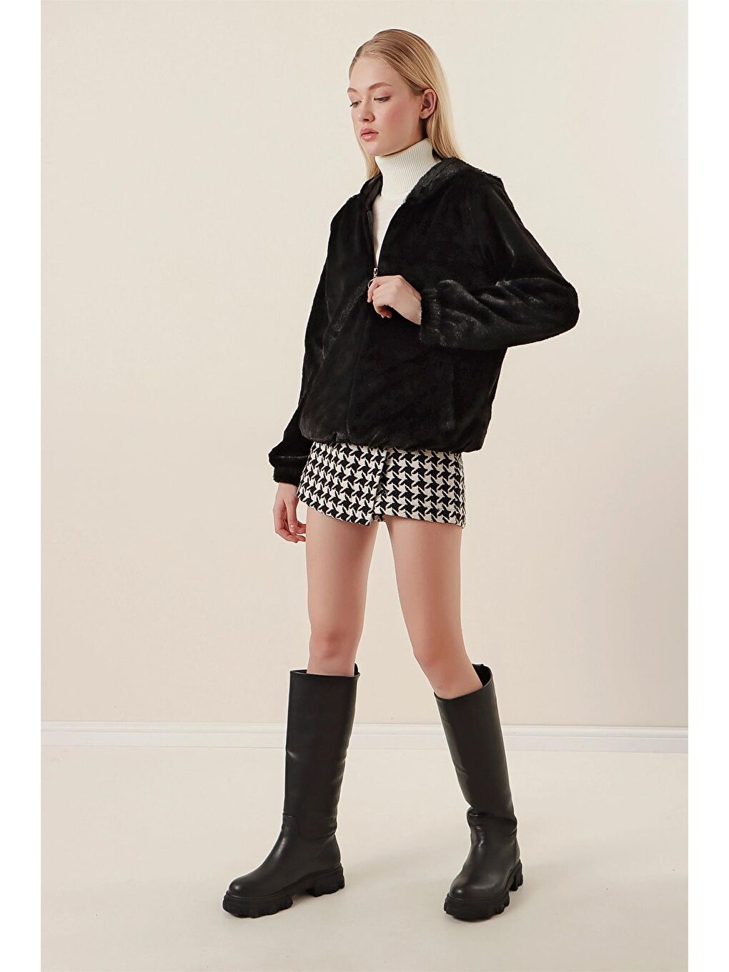 Siyah Kapüşonlu Fermuarlı Eteği Ve Kol Ağzı Lastikli Peluş Mont-1