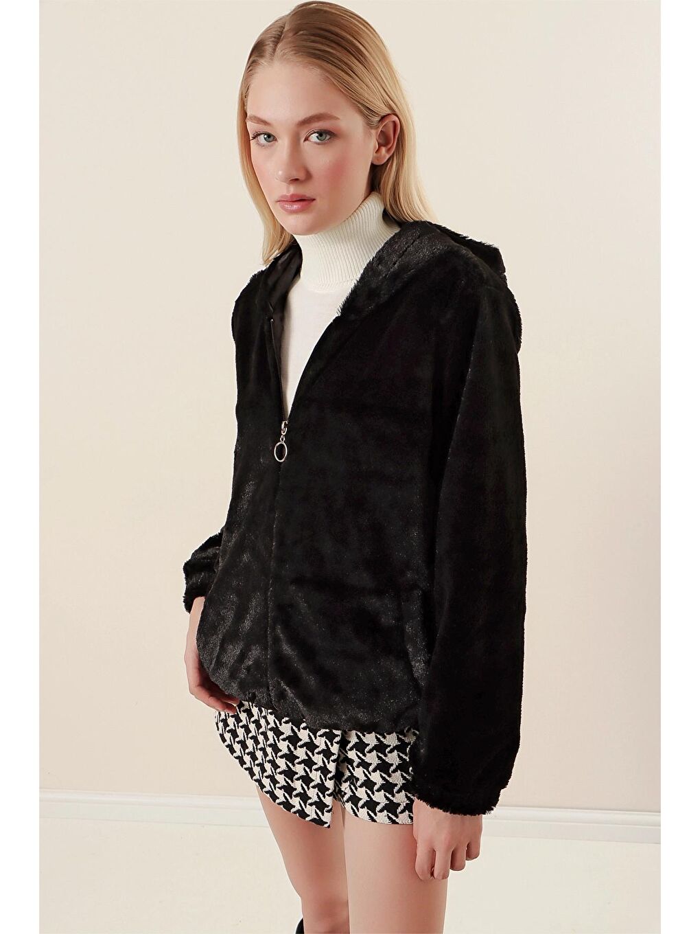 Siyah Kapüşonlu Fermuarlı Eteği Ve Kol Ağzı Lastikli Peluş Mont-2