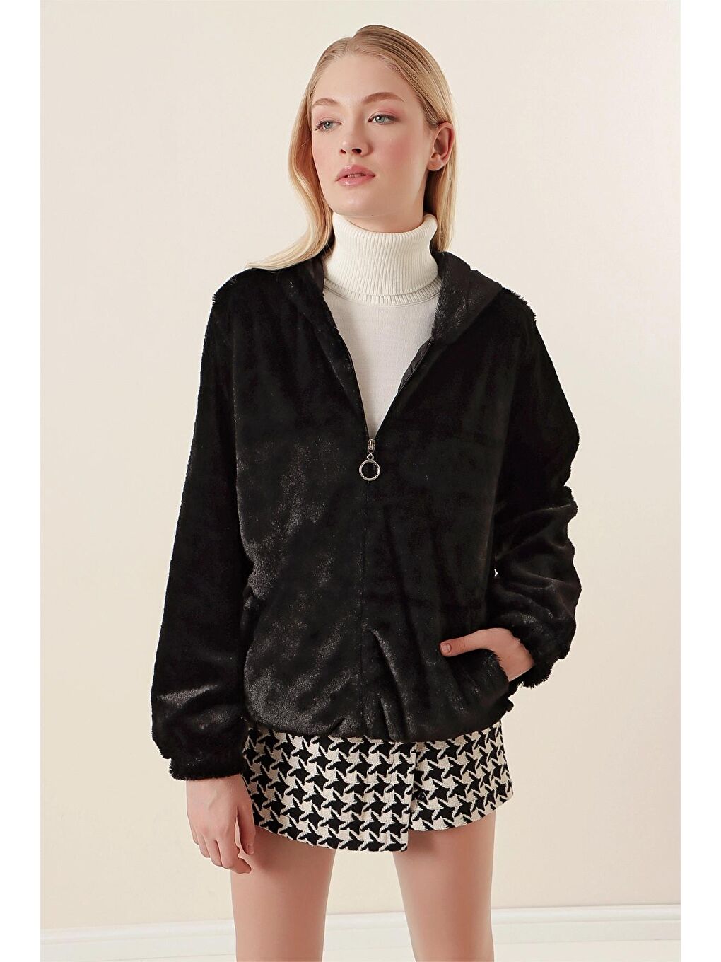 Siyah Kapüşonlu Fermuarlı Eteği Ve Kol Ağzı Lastikli Peluş Mont-3