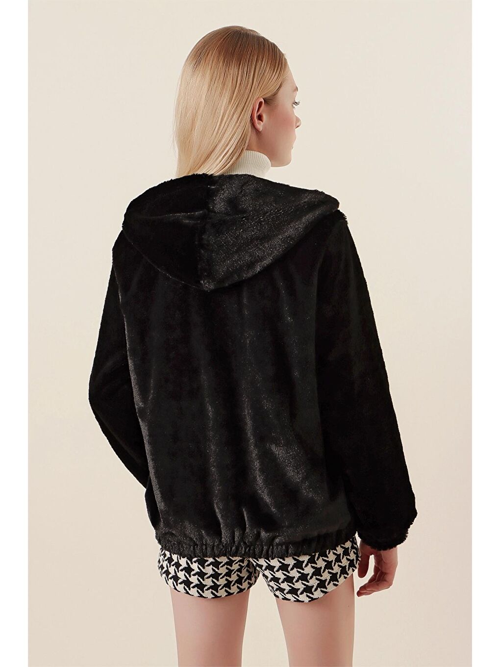 Siyah Kapüşonlu Fermuarlı Eteği Ve Kol Ağzı Lastikli Peluş Mont-4