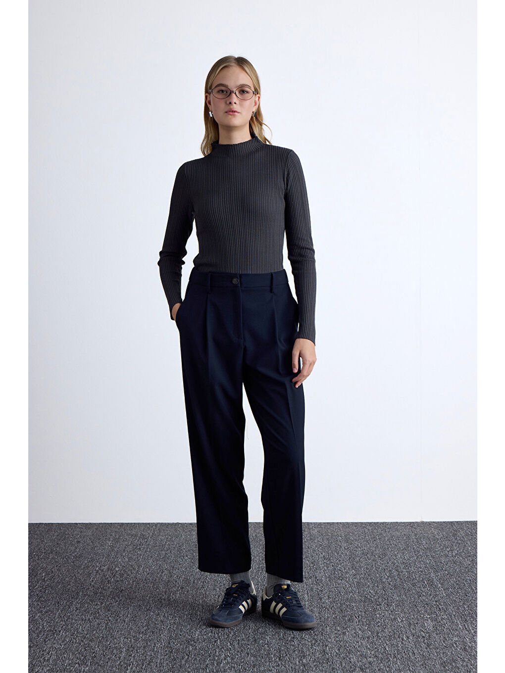 Klasik Kesim Pile Detaylı Pantolon Lacivert