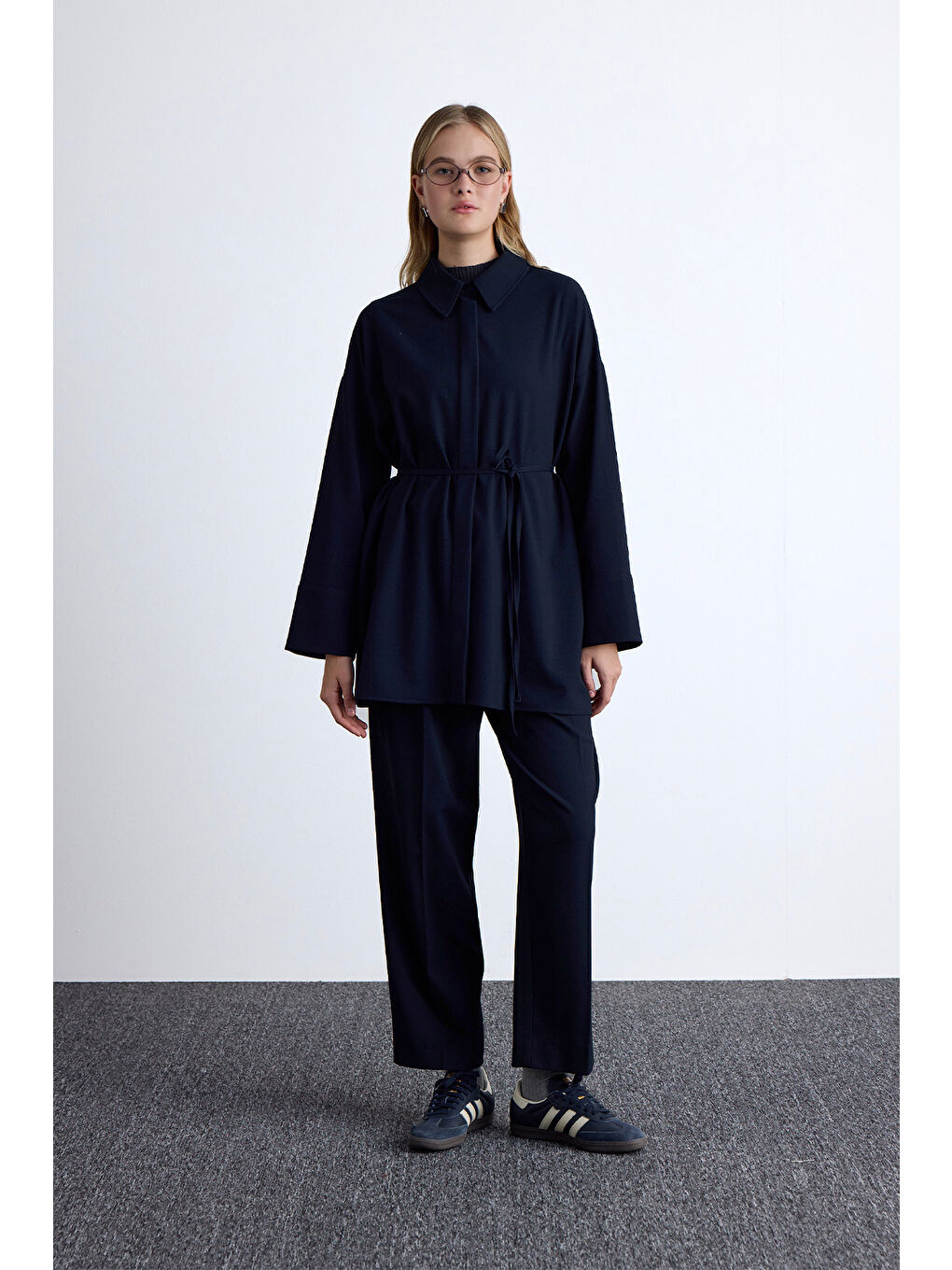 Klasik Kesim Pile Detaylı Pantolon Lacivert-2