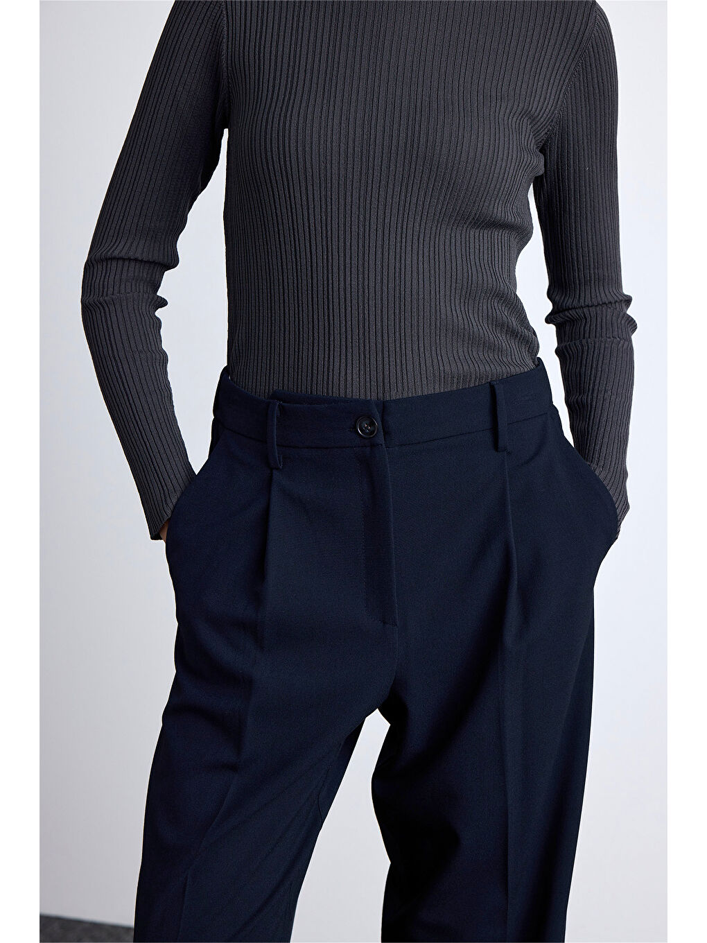 Klasik Kesim Pile Detaylı Pantolon Lacivert-3