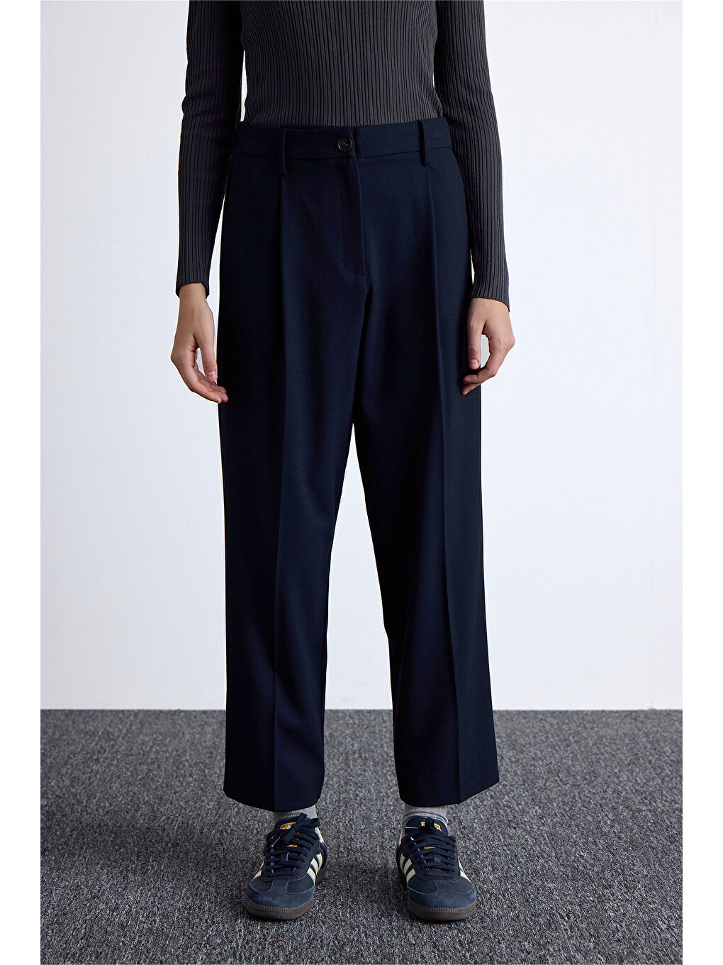 Klasik Kesim Pile Detaylı Pantolon Lacivert-4