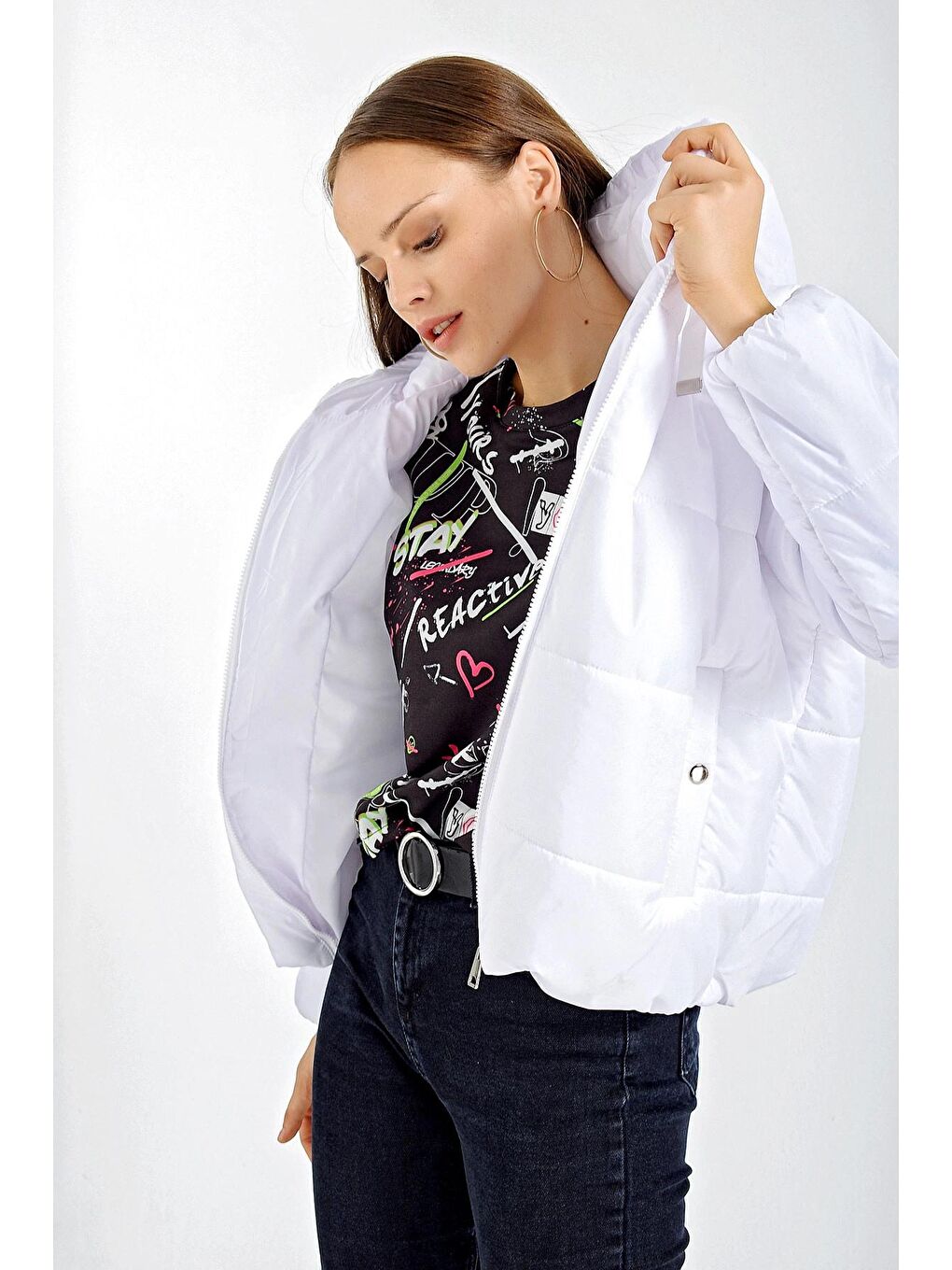 Beyaz Kapüşonlu Fermuarlı Kısa Şişme Mont-1