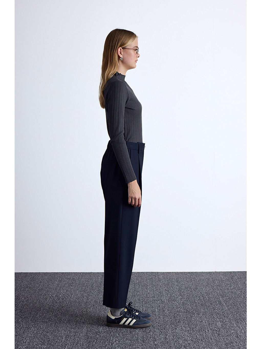 Klasik Kesim Pile Detaylı Pantolon Lacivert-5