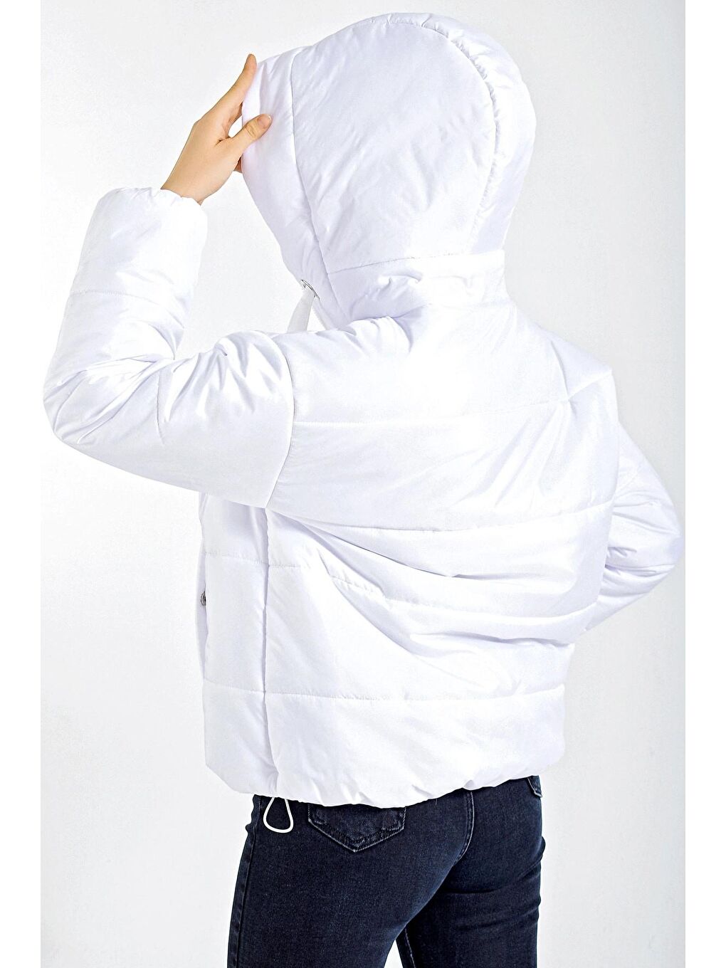Beyaz Kapüşonlu Fermuarlı Kısa Şişme Mont-3