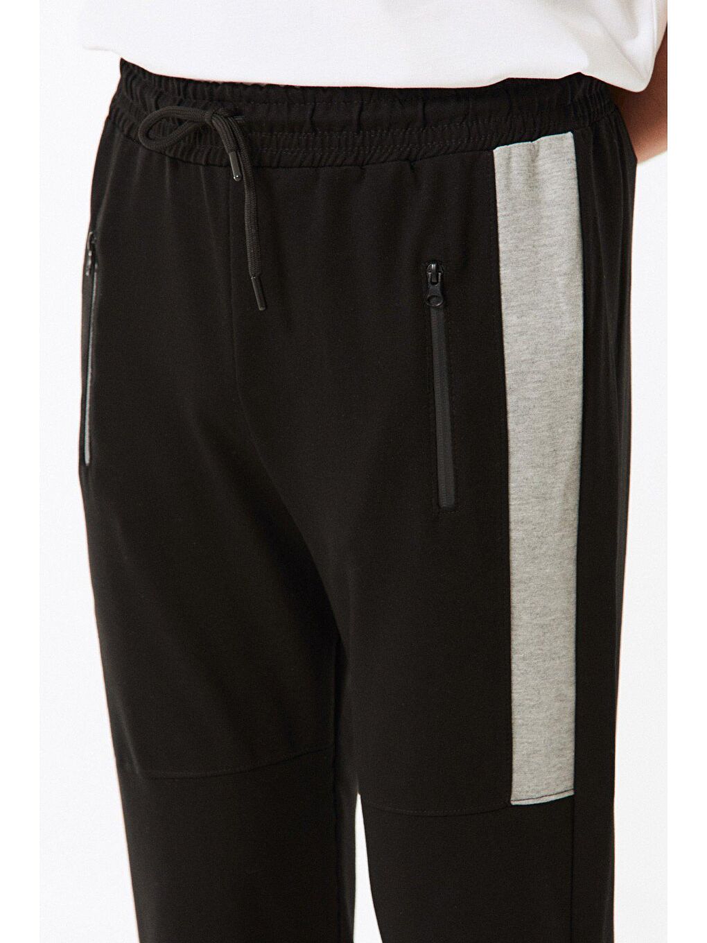 Siyah Cebi Fermuarlı Şeritli Jogger Eşofman Altı-3