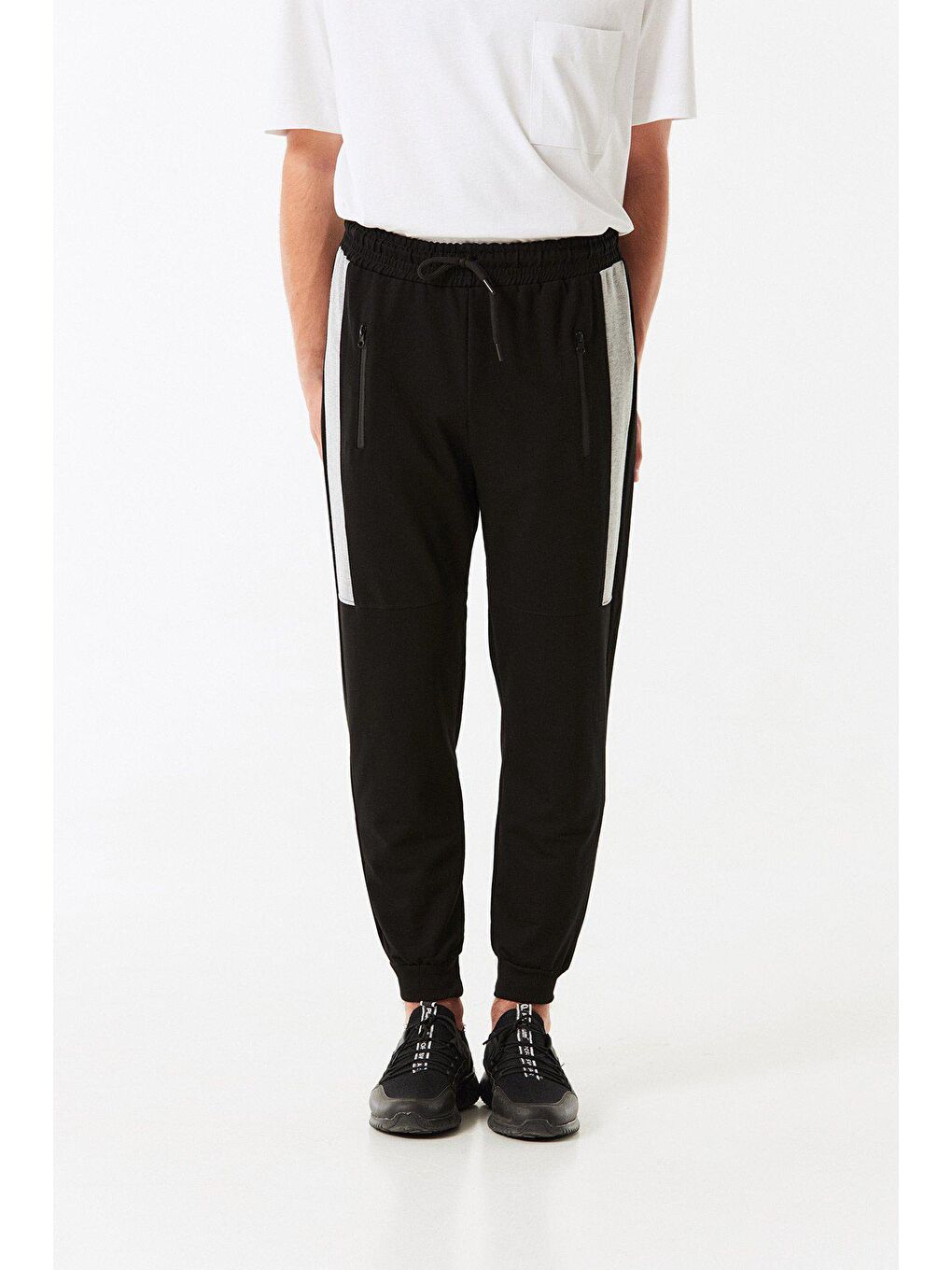 Siyah Cebi Fermuarlı Şeritli Jogger Eşofman Altı-4