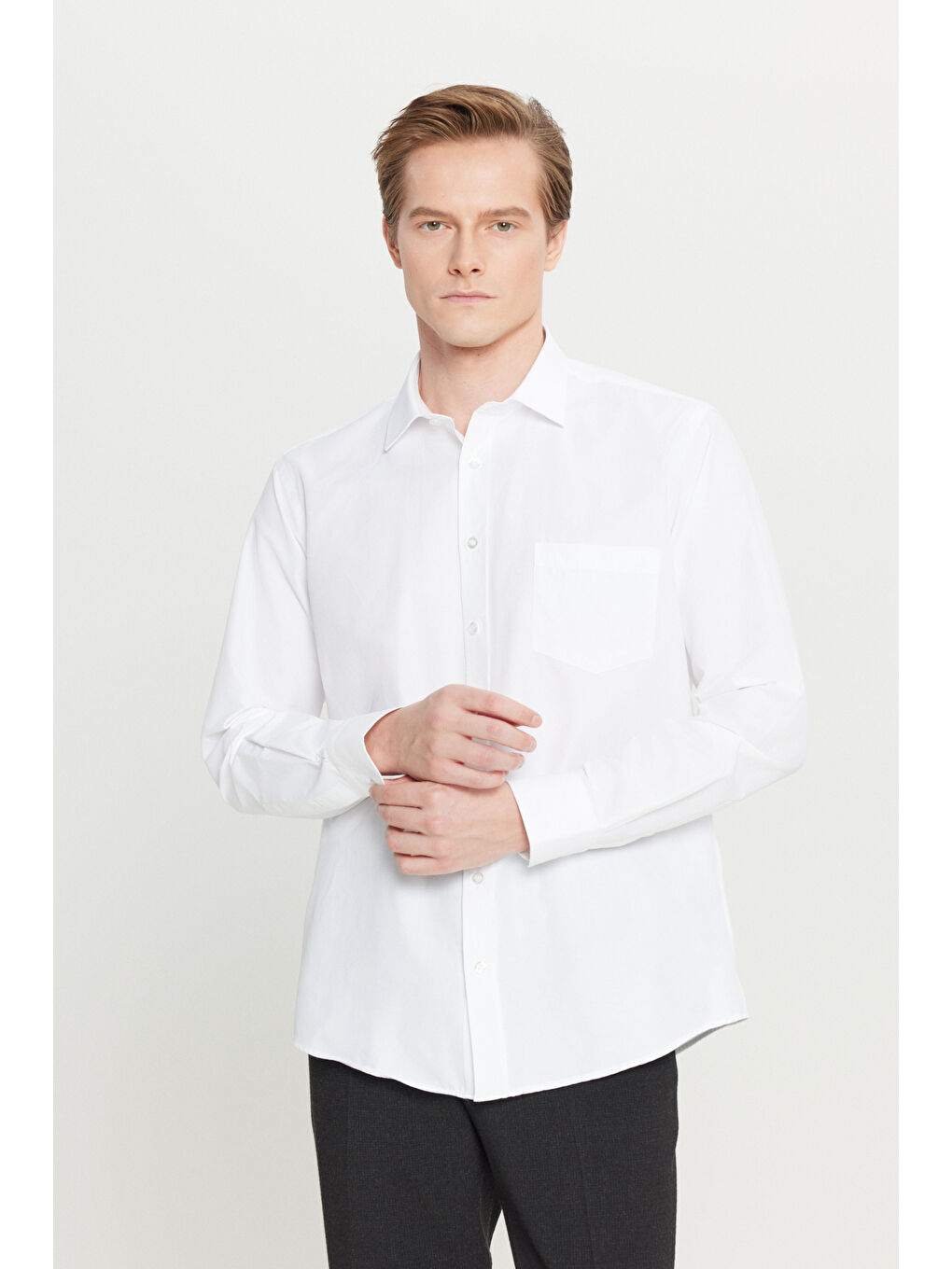 Erkek Beyaz Kolay Ütülenebilir Non-Iron Pamuklu Comfort Fit Geniş Kesim Klasik Yaka Gömlek-3