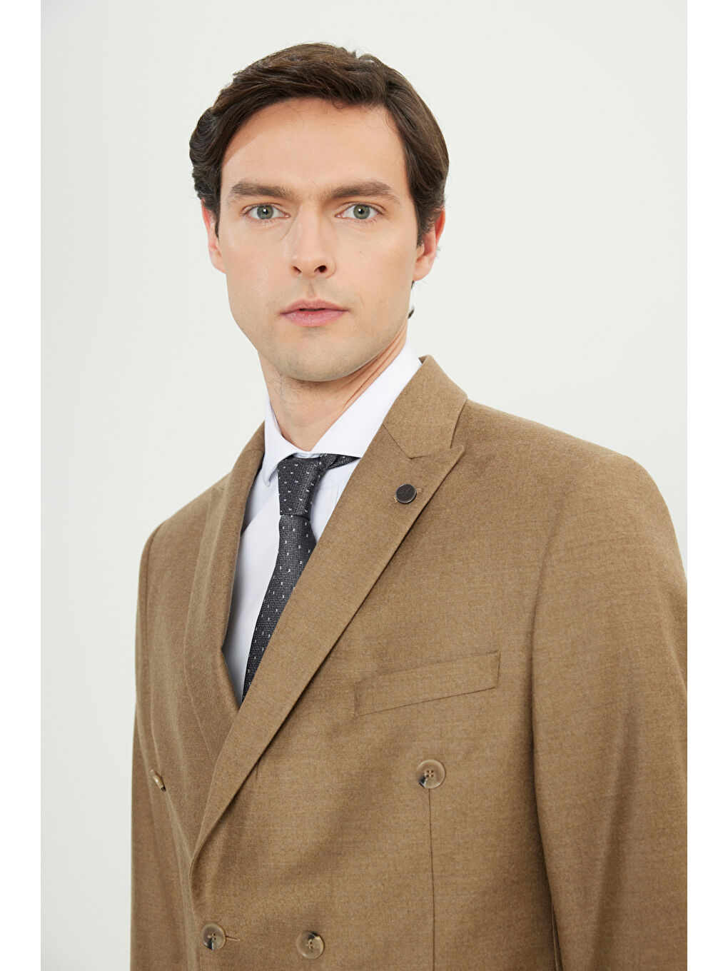 Kahverengi Erkek Camel Yünlü Slim Fit Dar Kesim Kırlangıç Yaka Kapak Cepli Kruvaze Takım Elbise-3