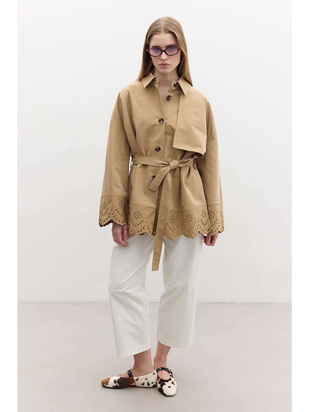 Kahverengi Nakış Detaylı Tasarım Trençkot Camel