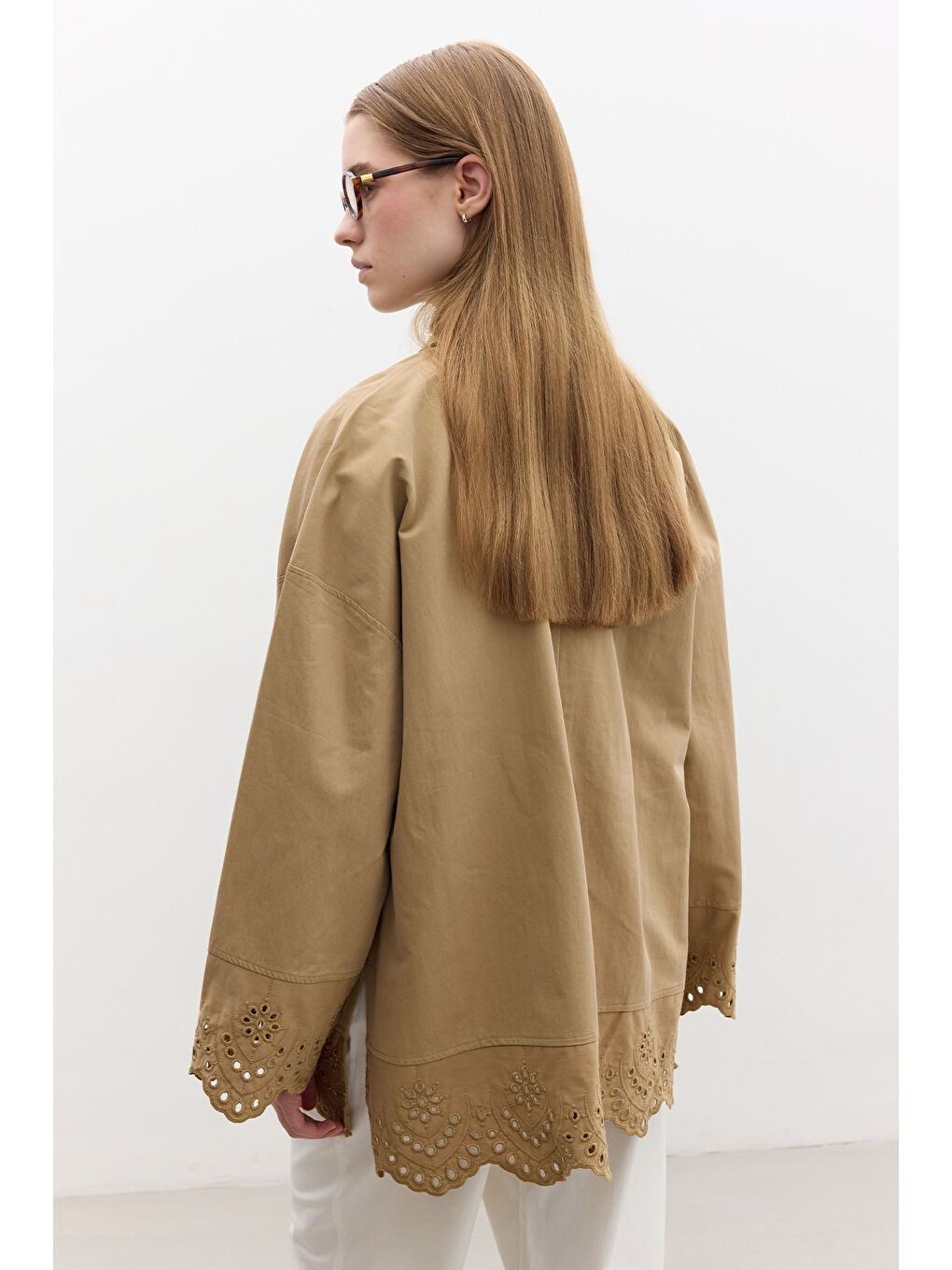 Kahverengi Nakış Detaylı Tasarım Trençkot Camel-6