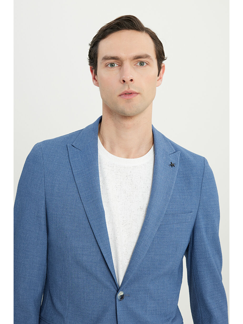 Erkek Koyu Mavi Slim Fit Dar Kesim Kırlangıç Yaka Kapak Cepli Gofre Desenli Takım Elbise-3